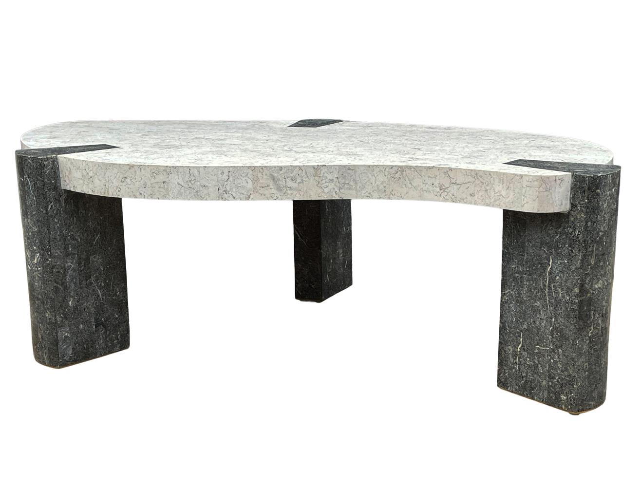 Pierre Table à cocktail en pierre tessellée et marbre de Maitland Smith, mi-siècle moderne en vente