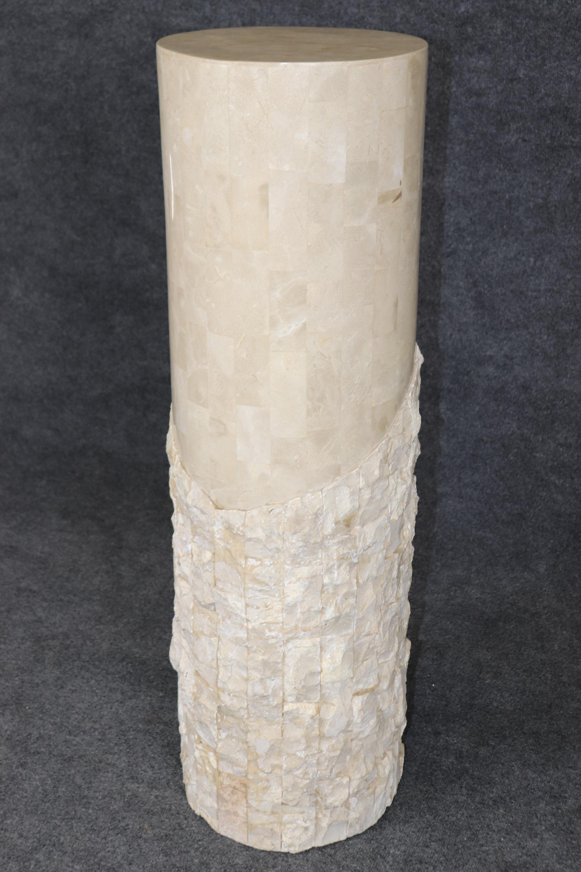 Inconnu Piédestal en travertin tessellé mi-siècle moderne de Karl Springer en vente