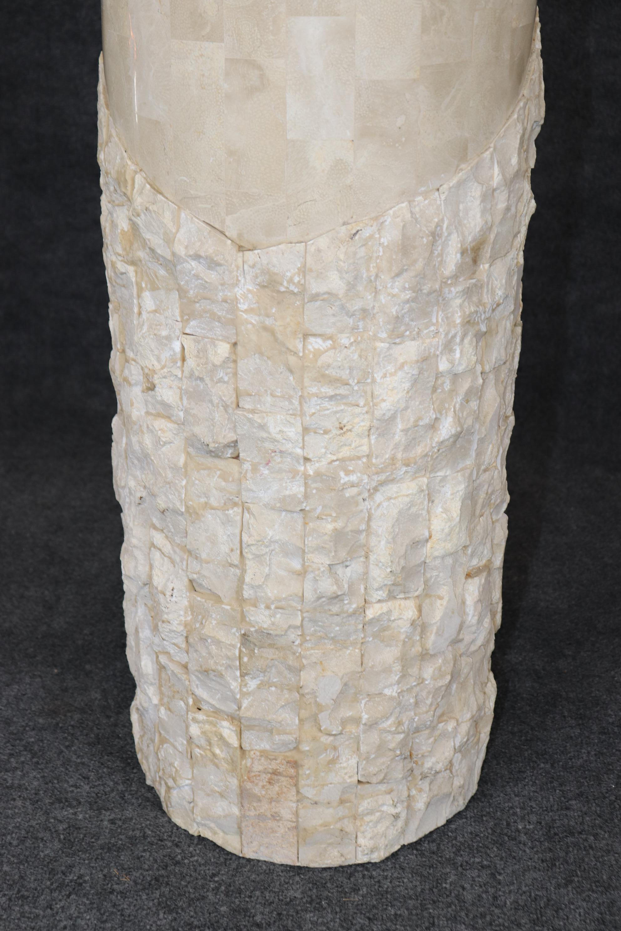 Marbre Piédestal en travertin tessellé mi-siècle moderne de Karl Springer en vente