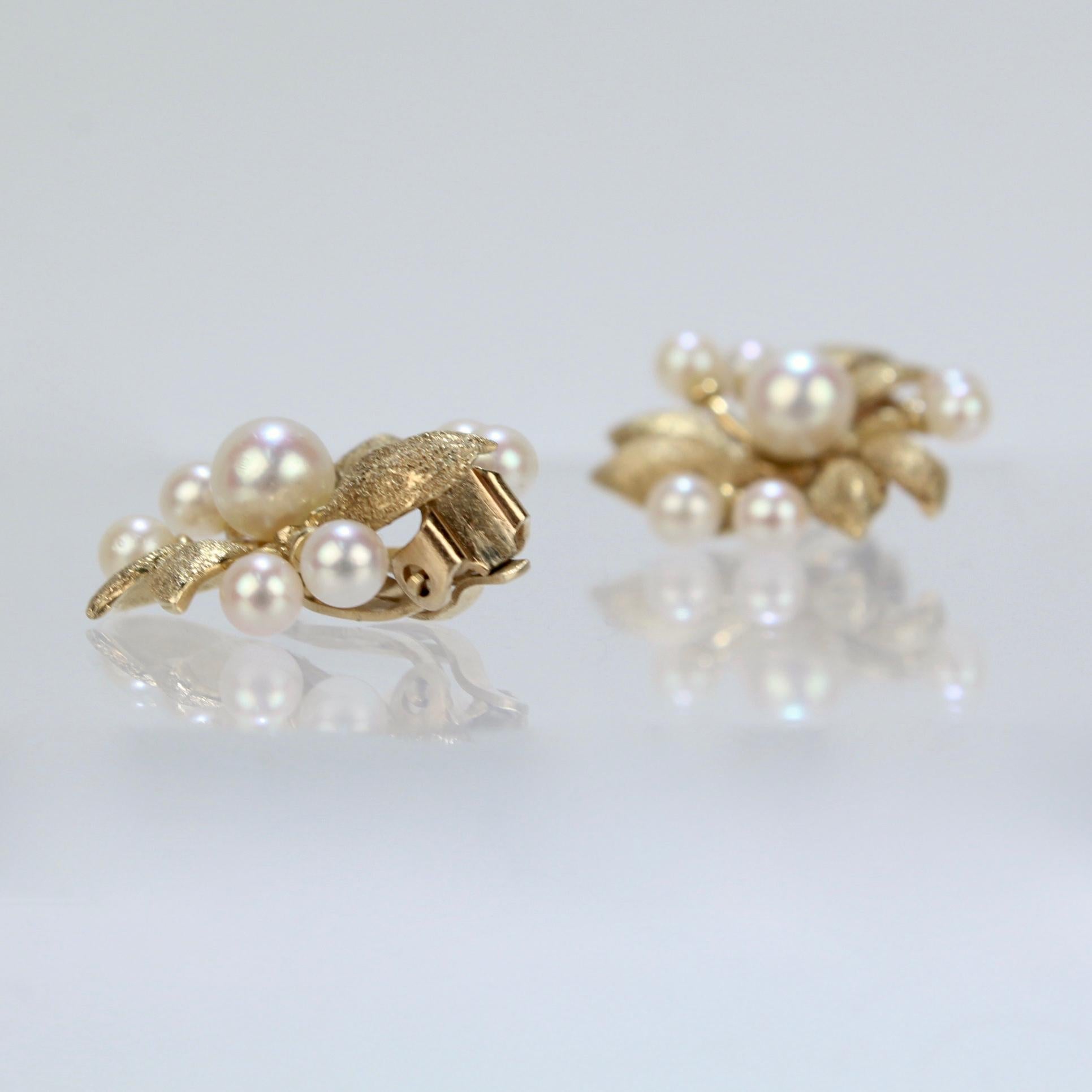 Rétro Clips d'oreilles à fleurs en or 14 carats texturé et perles, de style moderne du milieu du siècle dernier en vente