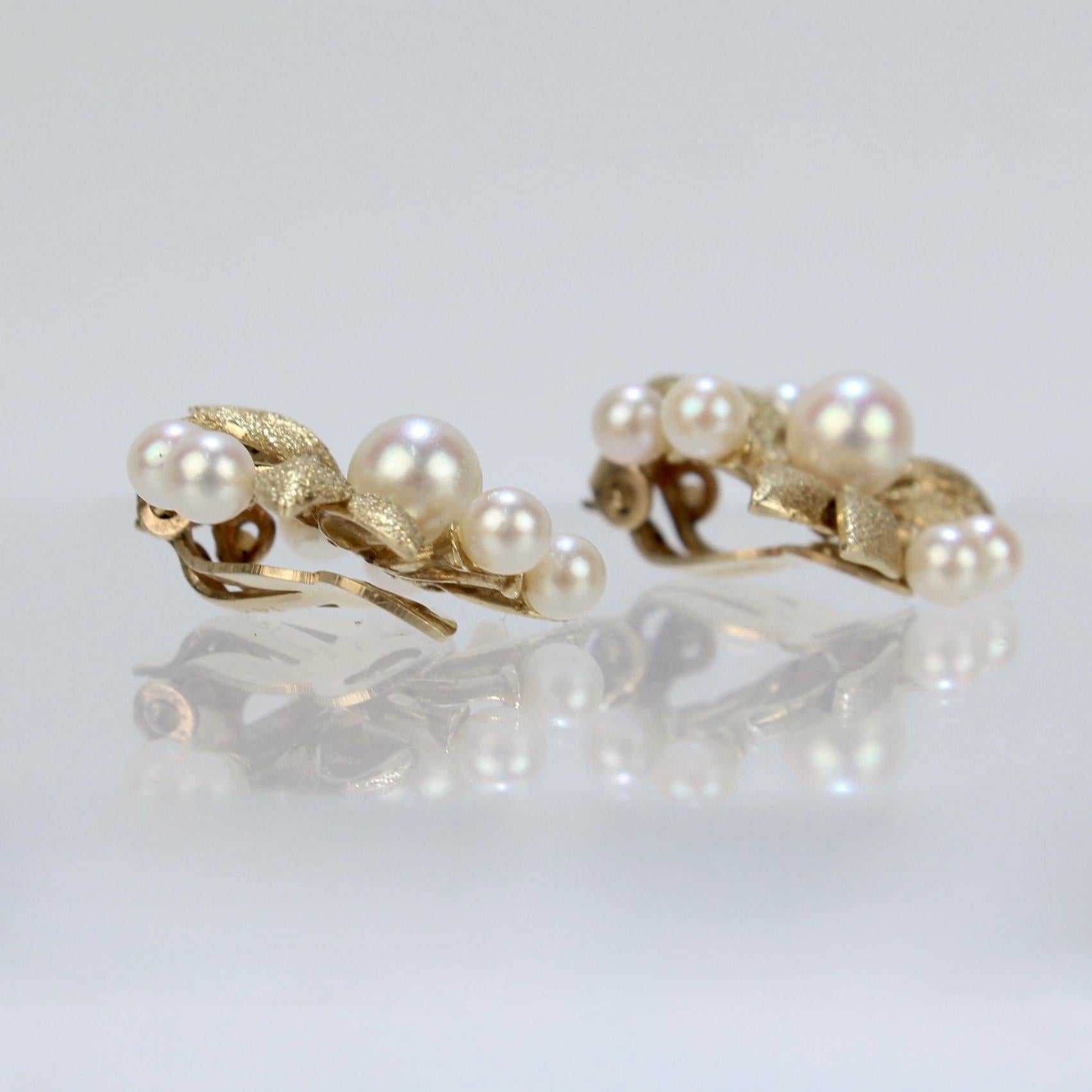 Taille ronde Clips d'oreilles à fleurs en or 14 carats texturé et perles, de style moderne du milieu du siècle dernier en vente