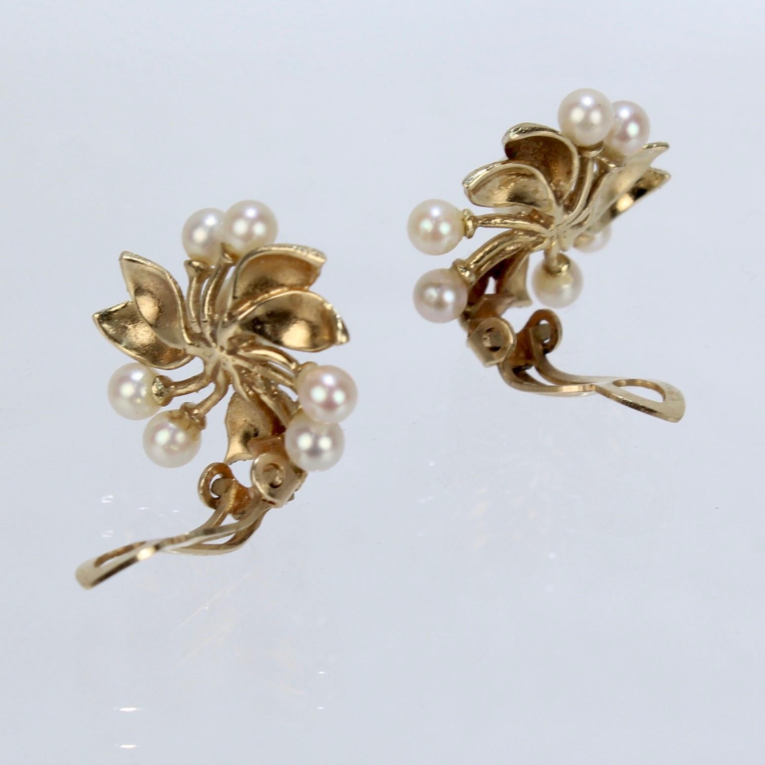 Clips d'oreilles à fleurs en or 14 carats texturé et perles, de style moderne du milieu du siècle dernier Bon état - En vente à Philadelphia, PA