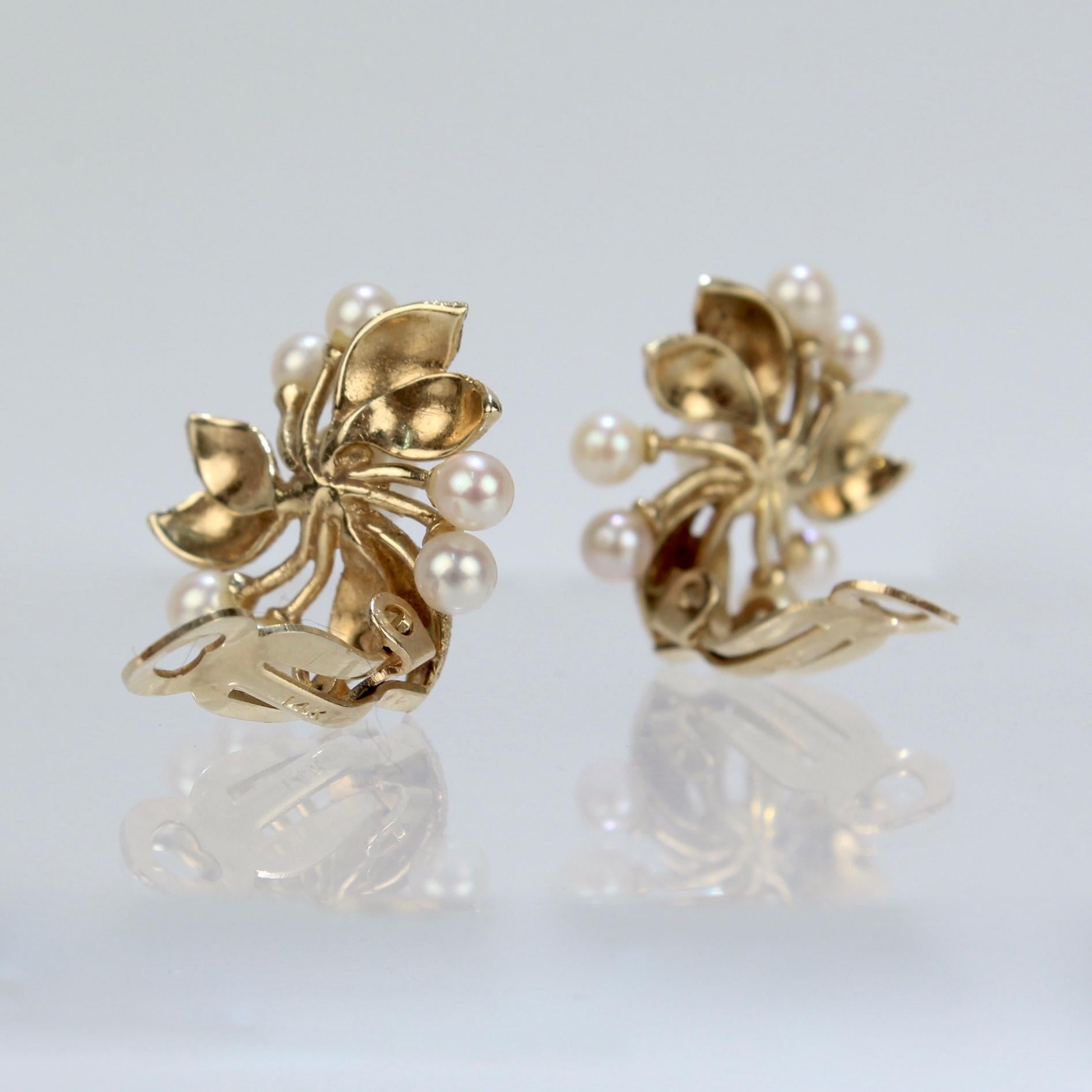 Clips d'oreilles à fleurs en or 14 carats texturé et perles, de style moderne du milieu du siècle dernier Pour femmes en vente