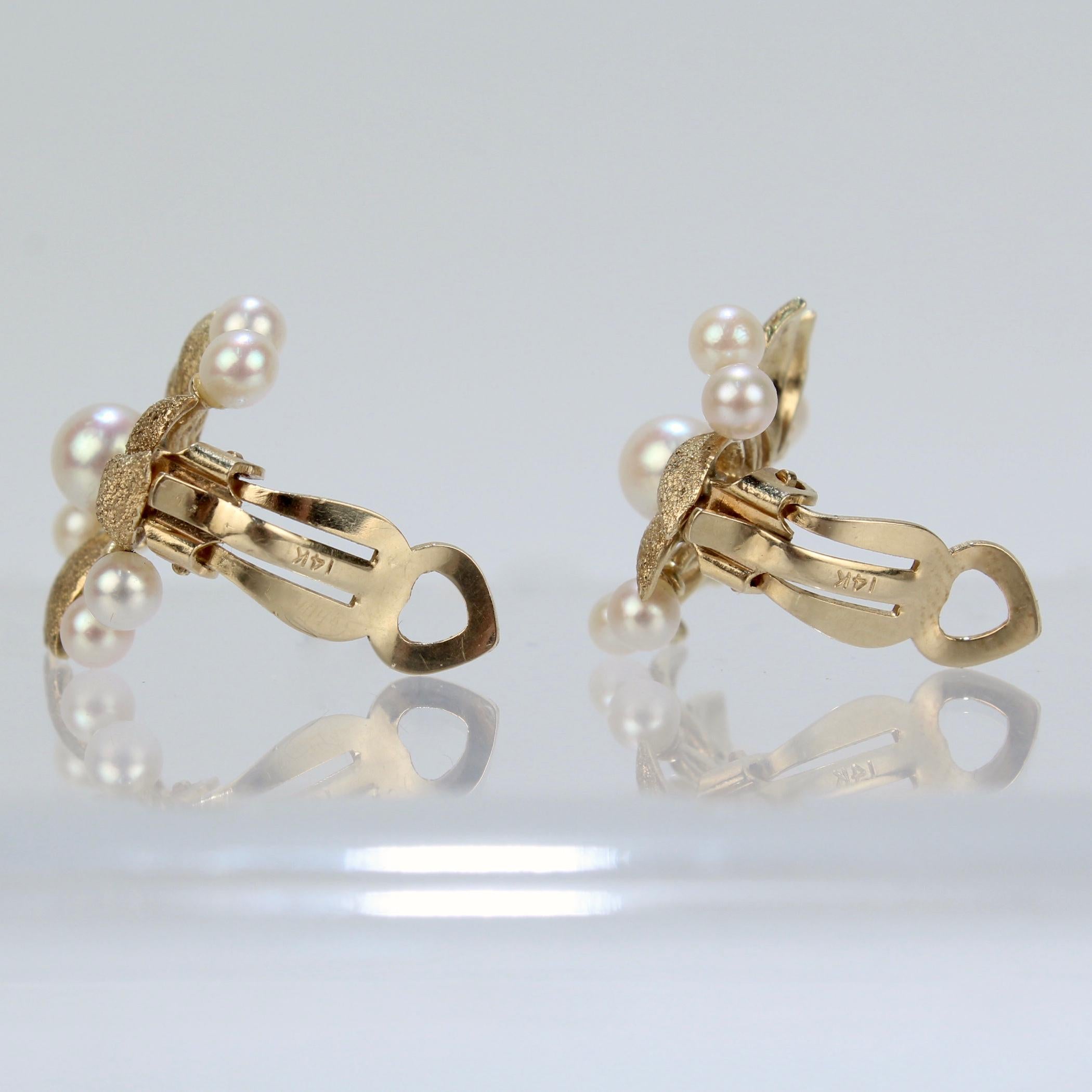Clips d'oreilles à fleurs en or 14 carats texturé et perles, de style moderne du milieu du siècle dernier en vente 1