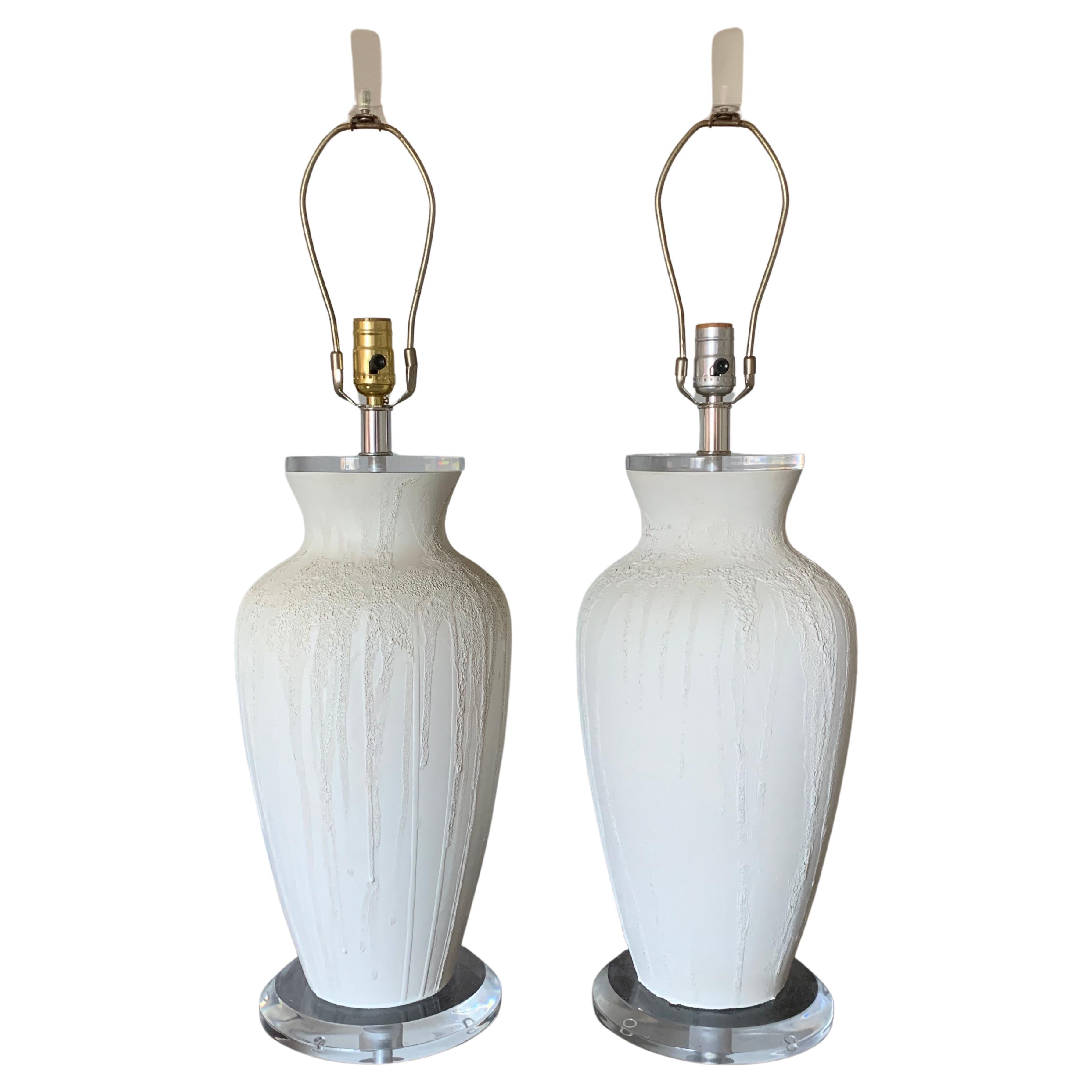 Ein Paar Mid Century Modern Lampen, weiße Keramik mit einer dramatischen Textur, die von oben herabfällt. Die Leuchte steht auf einem Sockel aus Lucit und hat einen Deckel aus gefrostetem Lucit. Ein klares und frisches Aussehen, das sich perfekt in