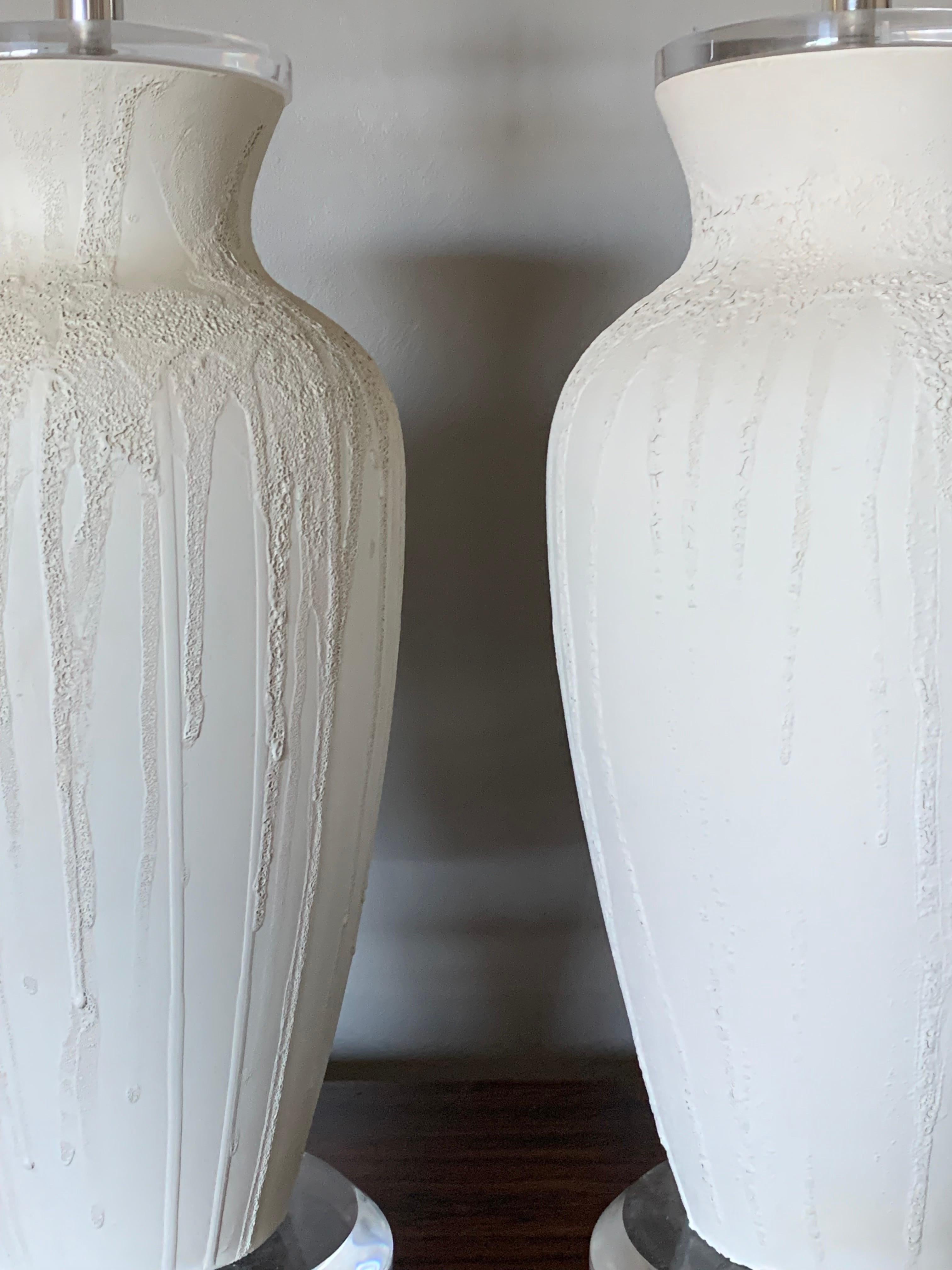 Moderne strukturierte Keramiklampen aus der Mitte des Jahrhunderts in Weiß.  (Moderne der Mitte des Jahrhunderts) im Angebot