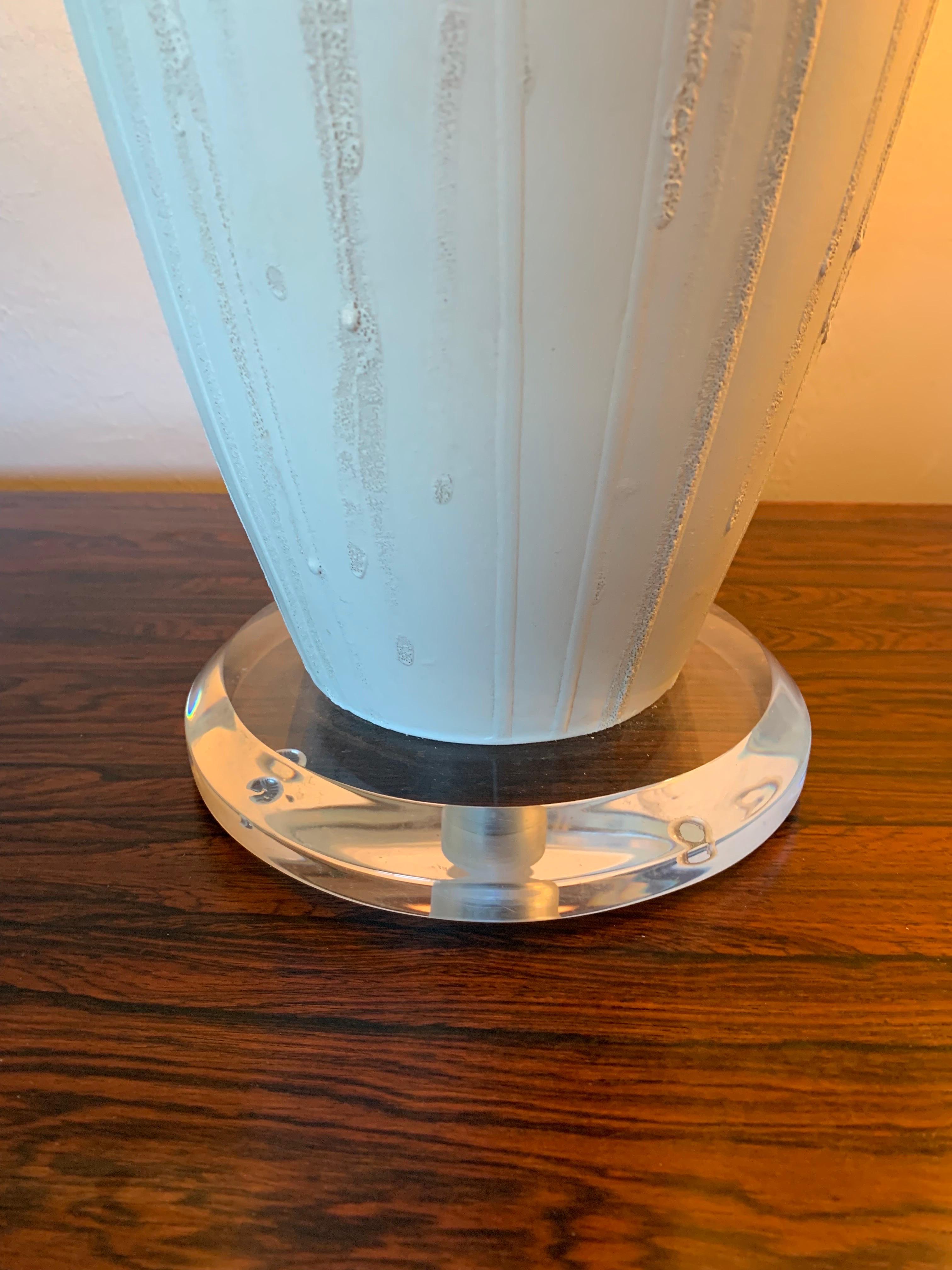 Mid century modern textured ceramic lamps in white.  In Good Condition For Sale In Boynton Beach, FL