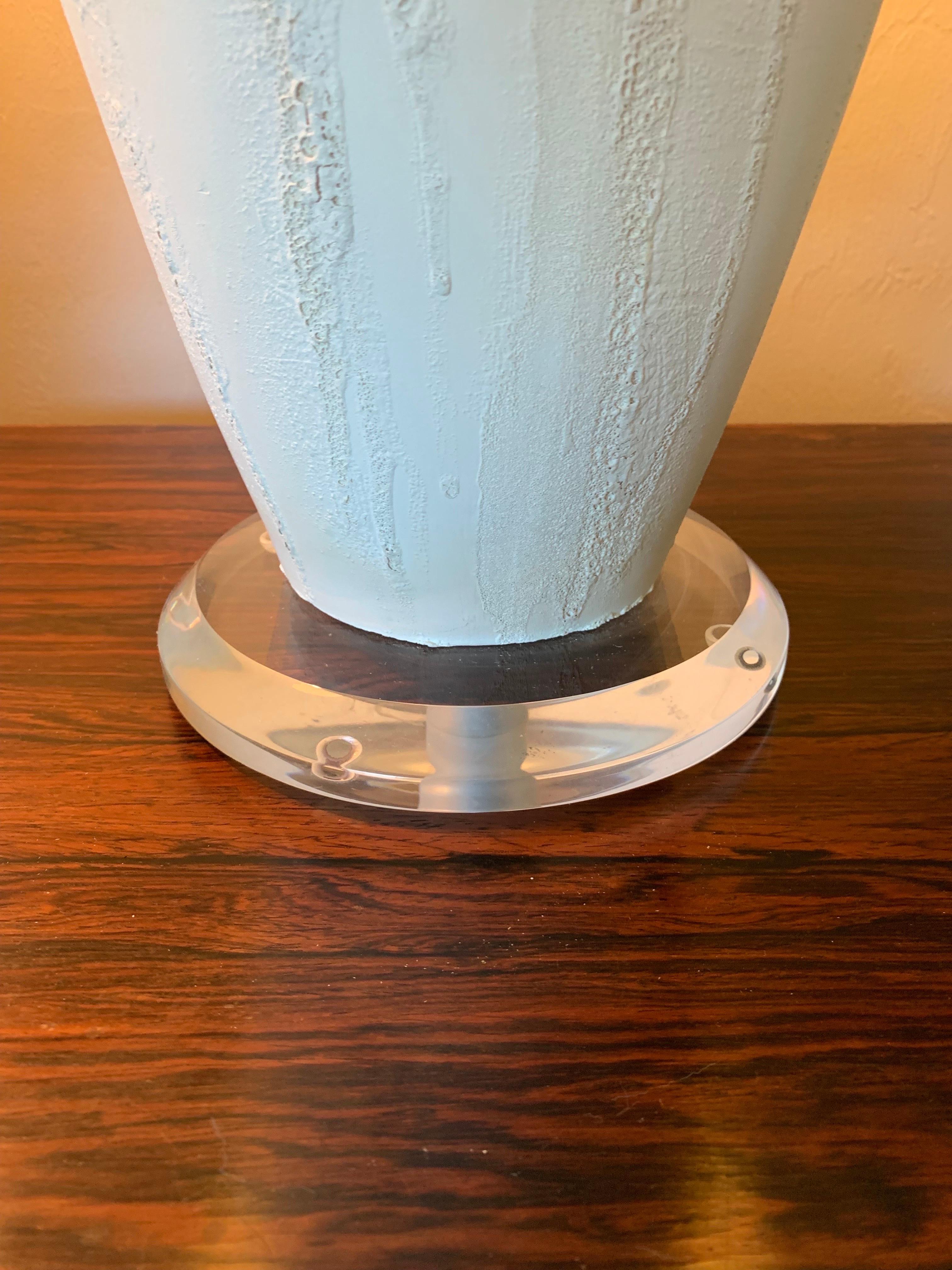 Moderne strukturierte Keramiklampen aus der Mitte des Jahrhunderts in Weiß.  (20. Jahrhundert) im Angebot