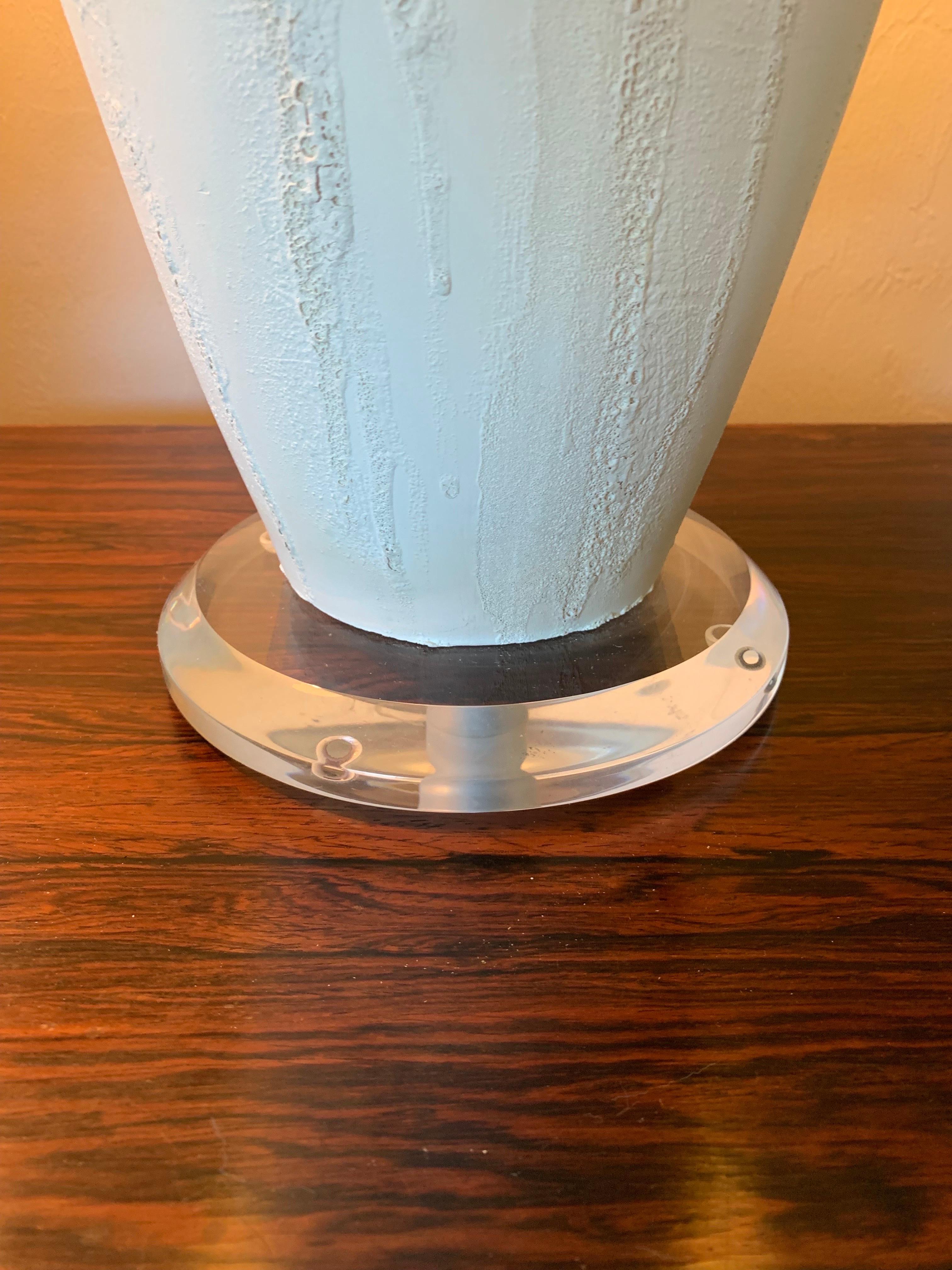 20th Century Mid century modern textured ceramic lamps in white. For Sale