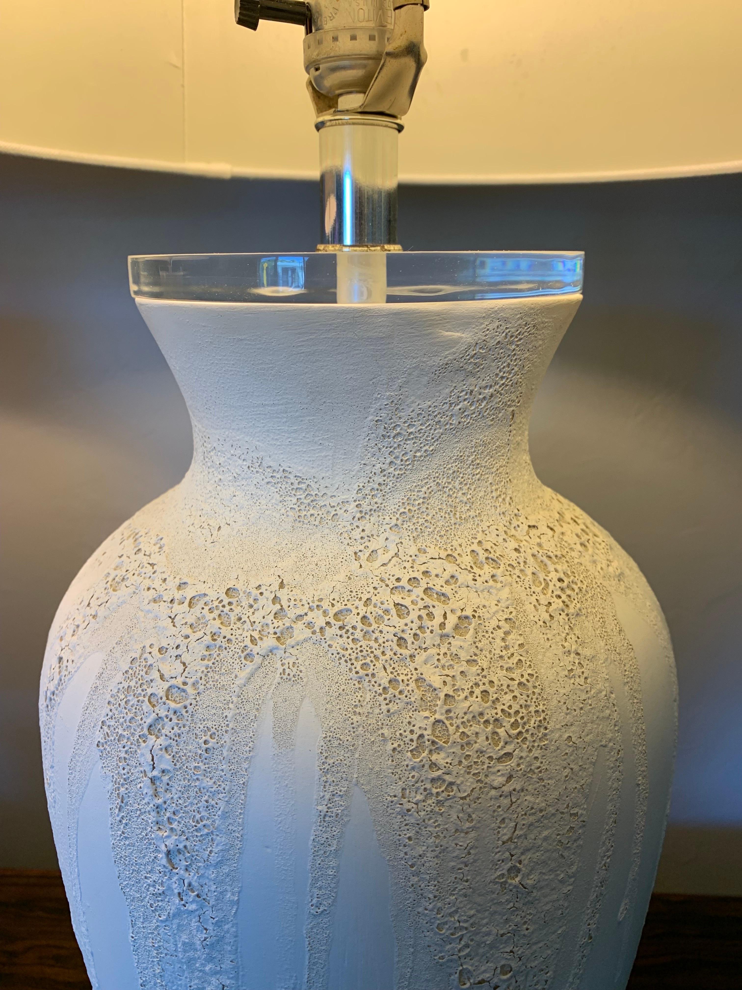 Moderne strukturierte Keramiklampen aus der Mitte des Jahrhunderts in Weiß.  im Angebot 1
