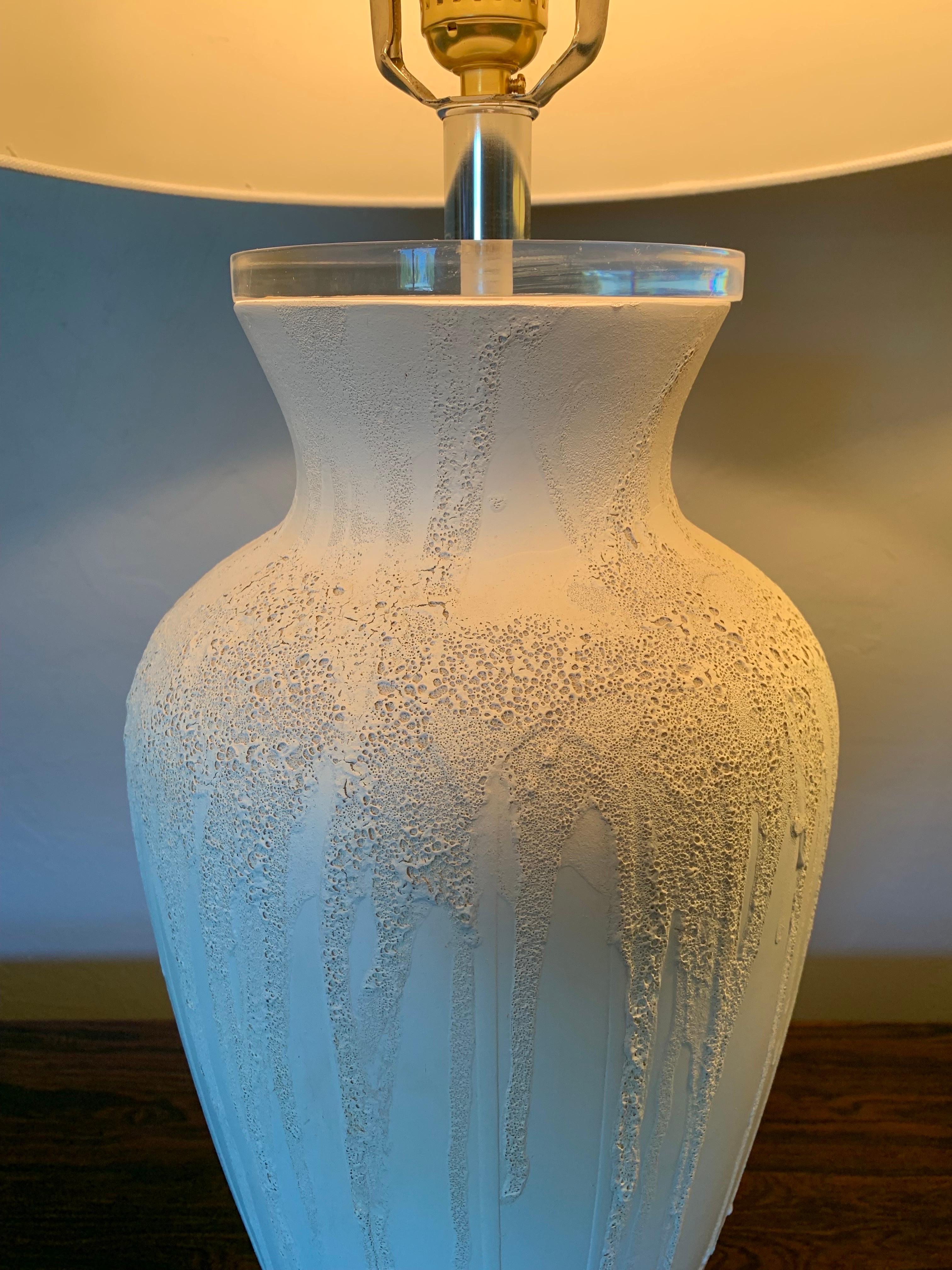 Mid century modern textured ceramic lamps in white.  For Sale 2