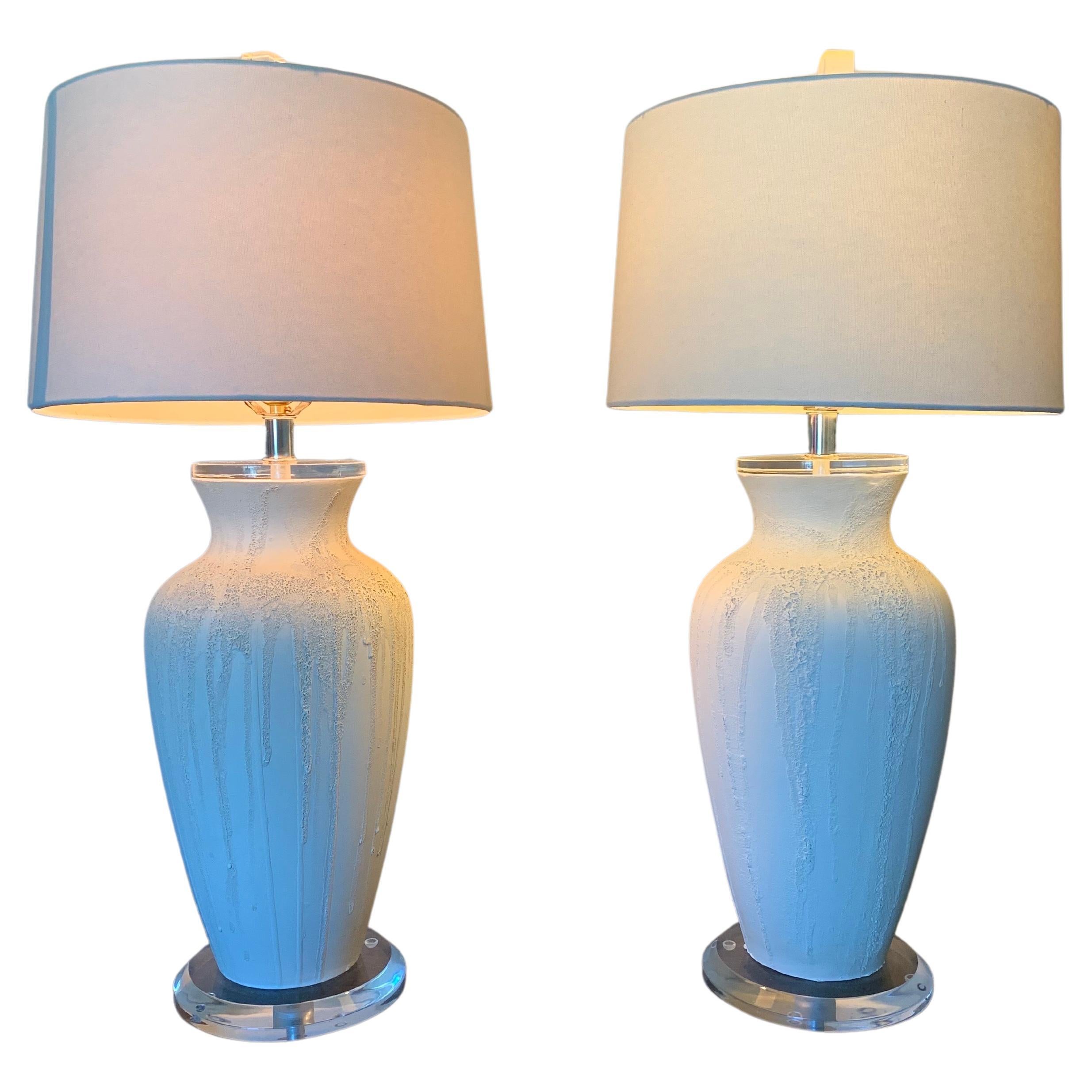 Mid century modern textured ceramic lamps in white.  For Sale