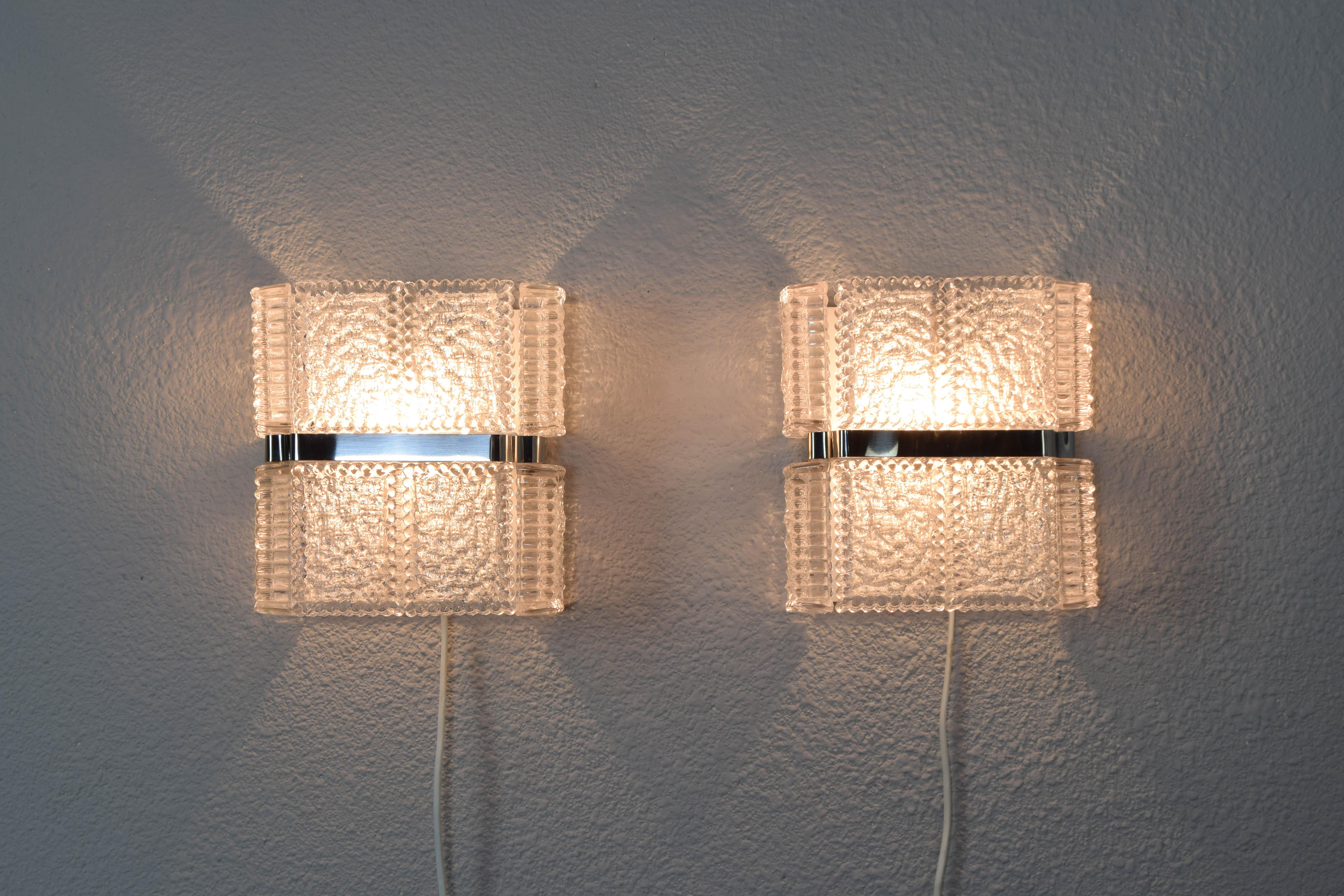 Mid-Century Modern chandelier and sconces made by Kaiser Leuchen, Germany in the 1960s.
Body of the ceiling lamp made up of 12 textured solid crystal blocks that are distributed 6 in the upper part of the lamp and 6 in the lower part and these in