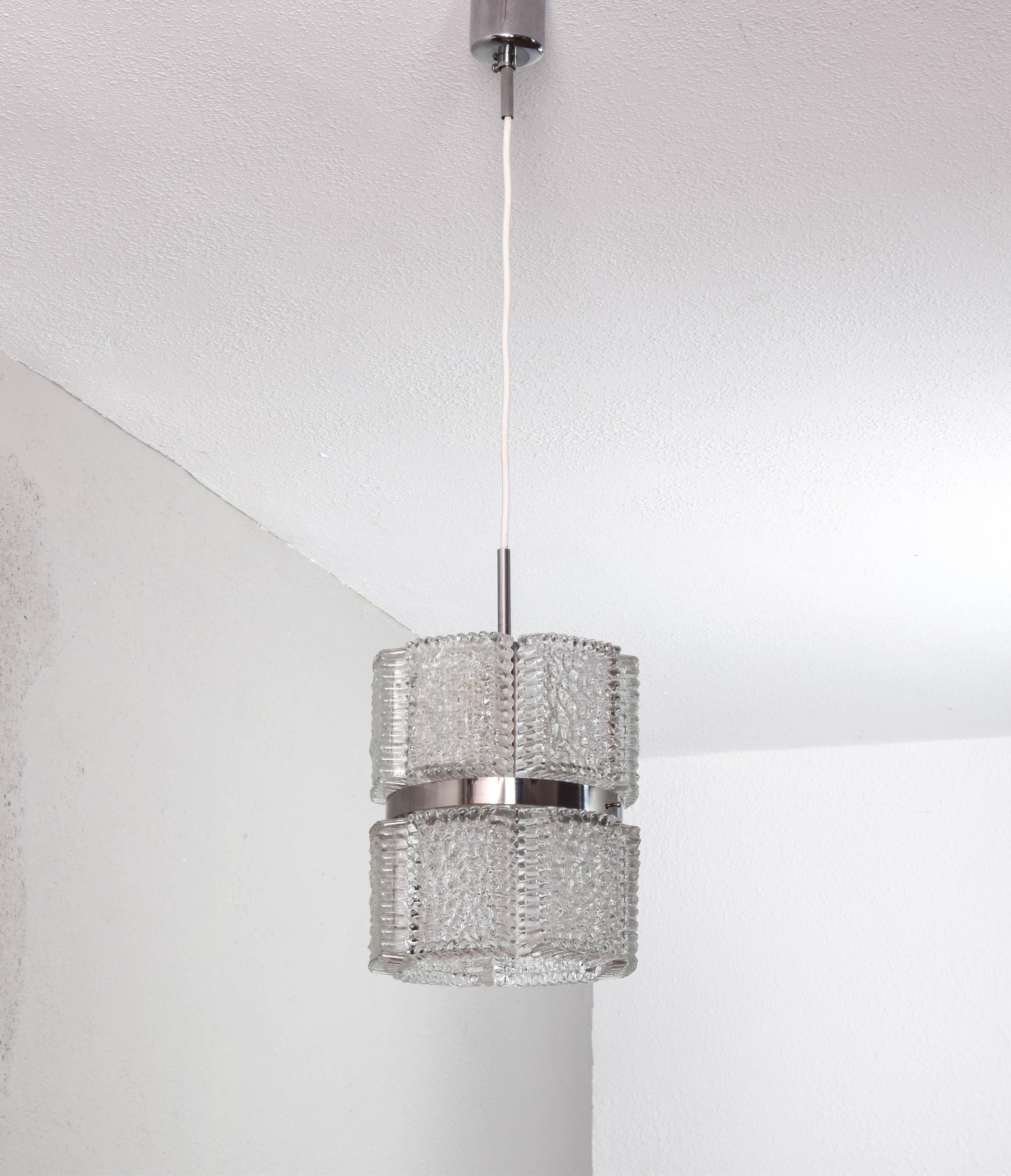 Mid Century Modern chandelier realizada por Kaiser Leuchten, Alemania en la decada de los 60.
Cuerpo de la ceiling lamp compuesto por 12 bloques de crystal macizo texturizado que se distribuyeben 6 en la parte superoir de la lámpara y 6 en la parte