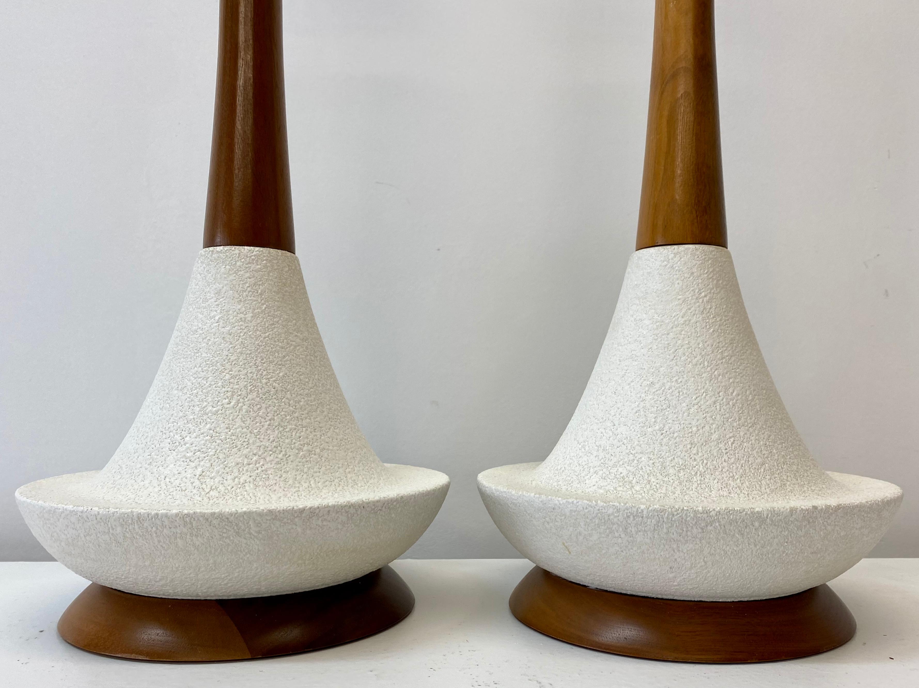 Mid-Century Modern textured white ceramic and walnut table lamps, circa 1950s

Classic high midcentury style

Richly textured 