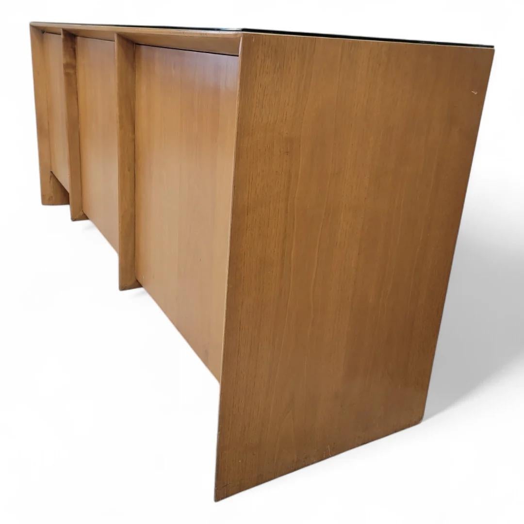 Mid Century Modern T.H. Robsjohn-Gibbings per il mobile credenza Widdicomb in vendita 3