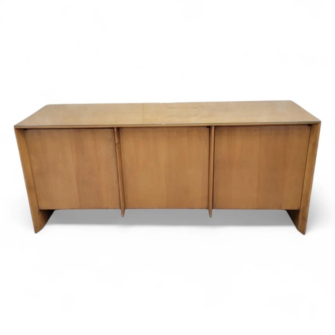 Mid Century Modern T.H. Robsjohn-Gibbings per Widdicomb Credenza Cabinet 

Armadio credenza classico MCM, minimalista e dalle linee pulite.  Tre ante nascondono 6 cassetti e sul lato destro c'è un contenitore aperto. Marchio del produttore