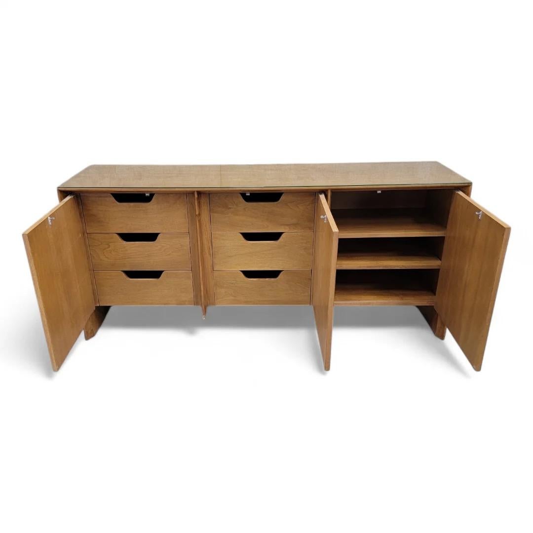 XX secolo Mid Century Modern T.H. Robsjohn-Gibbings per il mobile credenza Widdicomb in vendita