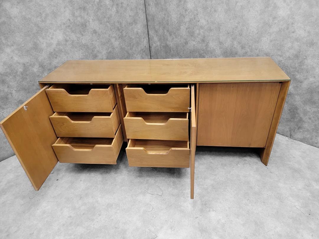 Legno Mid Century Modern T.H. Robsjohn-Gibbings per il mobile credenza Widdicomb in vendita