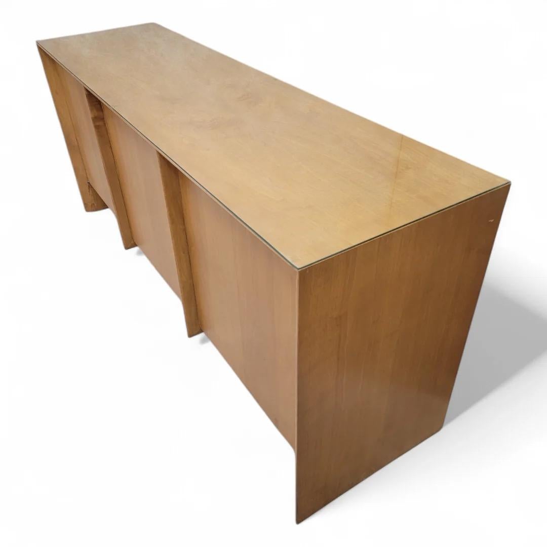 Mid Century Modern T.H. Robsjohn-Gibbings per il mobile credenza Widdicomb in vendita 1