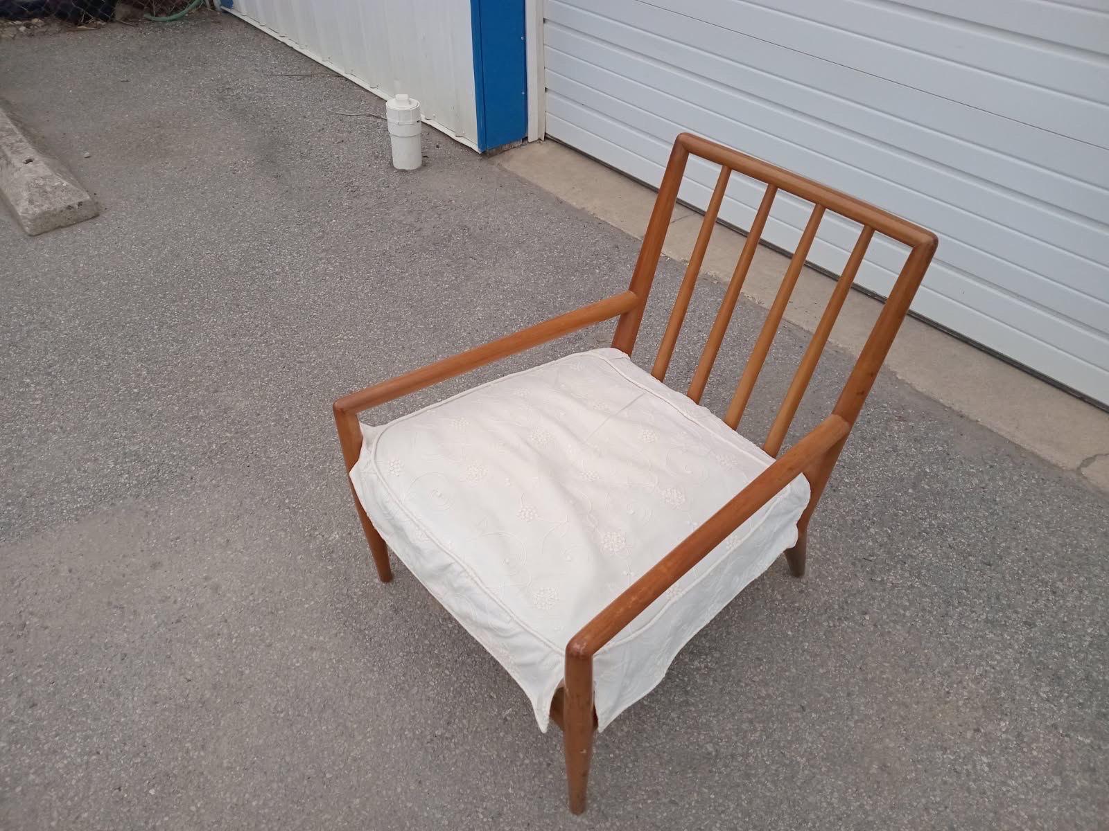 Moderna de mediados de siglo T.H. Robsjohn-Gibbings para Widdicomb Silla de salón Nogal en venta