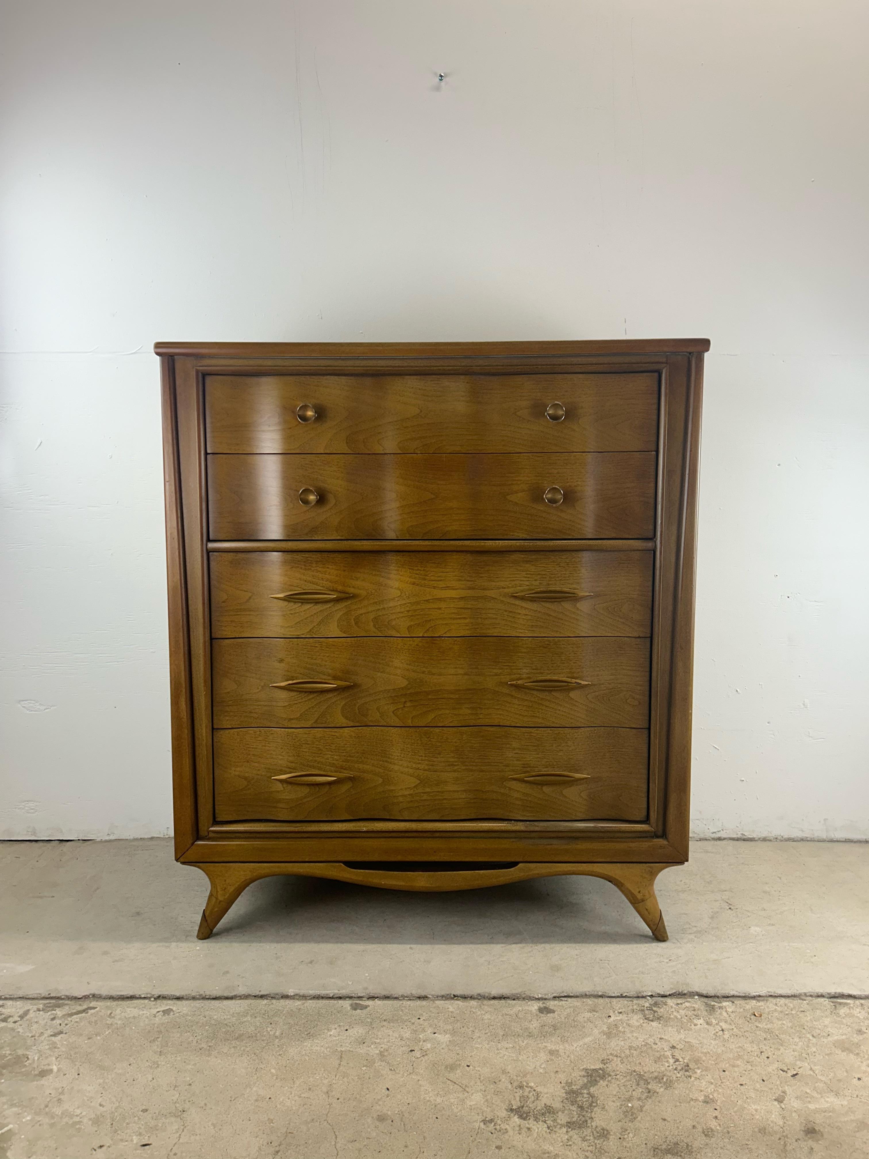 Questo comò highboy di metà secolo della serie 