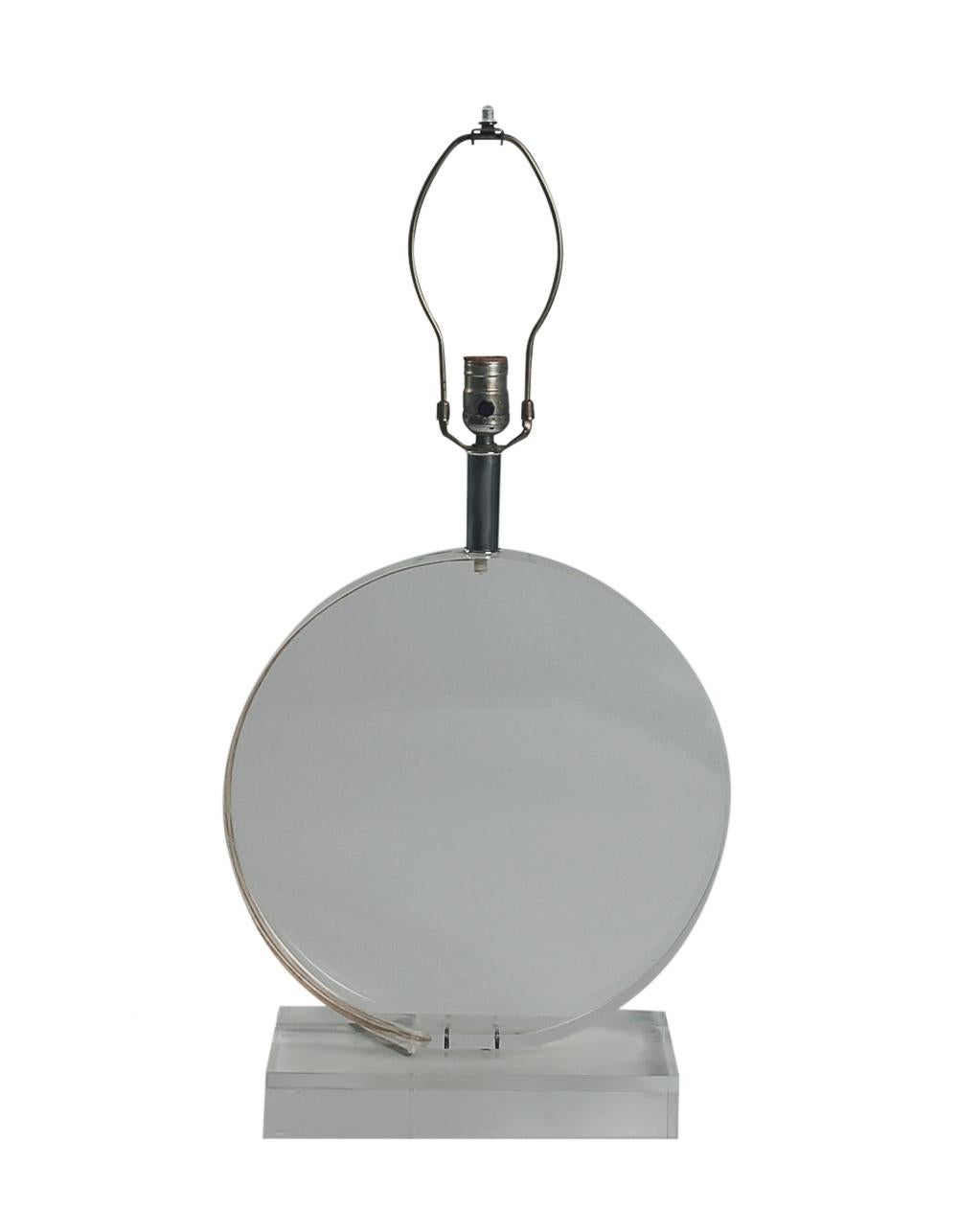 Américain Lampe de bureau circulaire épaisse en lucite transparente, moderne du milieu du siècle dernier en vente