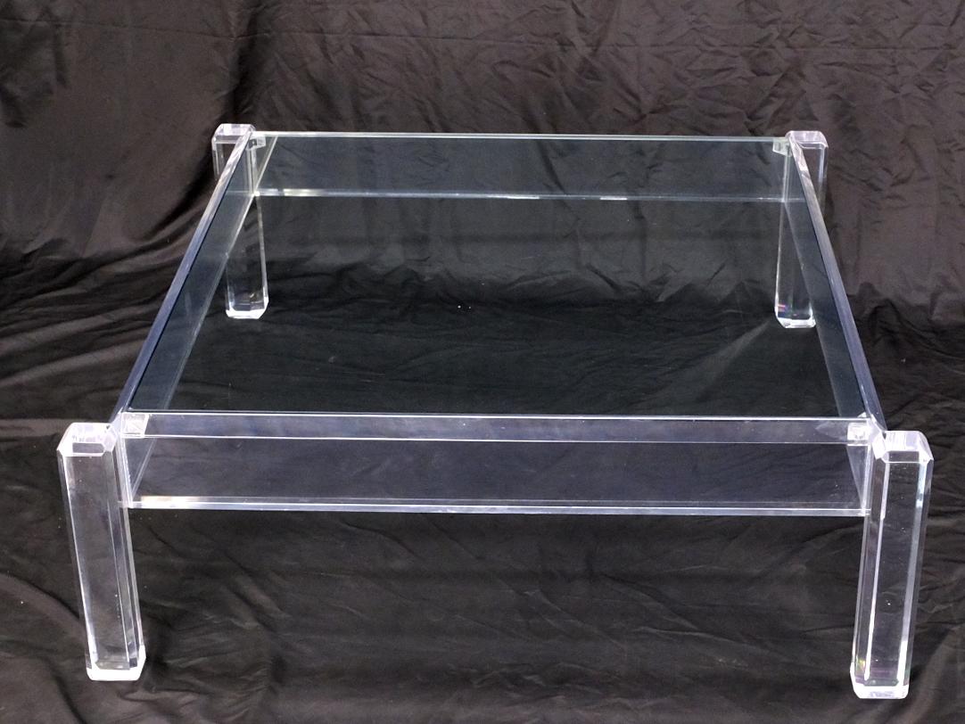 Américain Table basse carrée moderne du milieu du siècle dernier à base épaisse en lucite polie et plateau en verre en vente