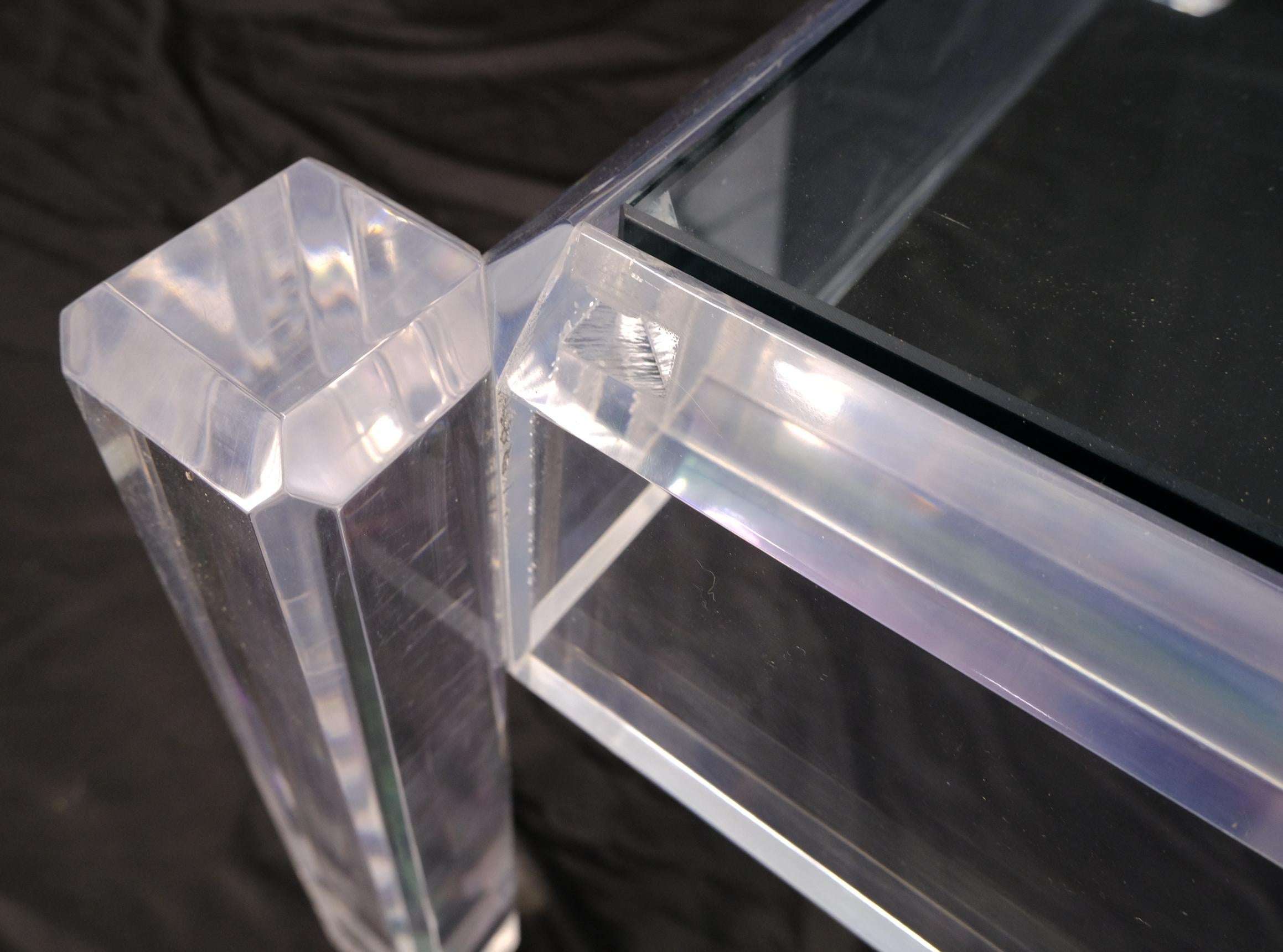 Poli Table basse carrée moderne du milieu du siècle dernier à base épaisse en lucite polie et plateau en verre en vente