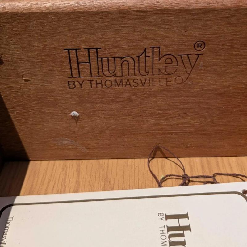 Noce Comò Thomasville Huntley con specchio, circa 1960, metà del secolo scorso in vendita