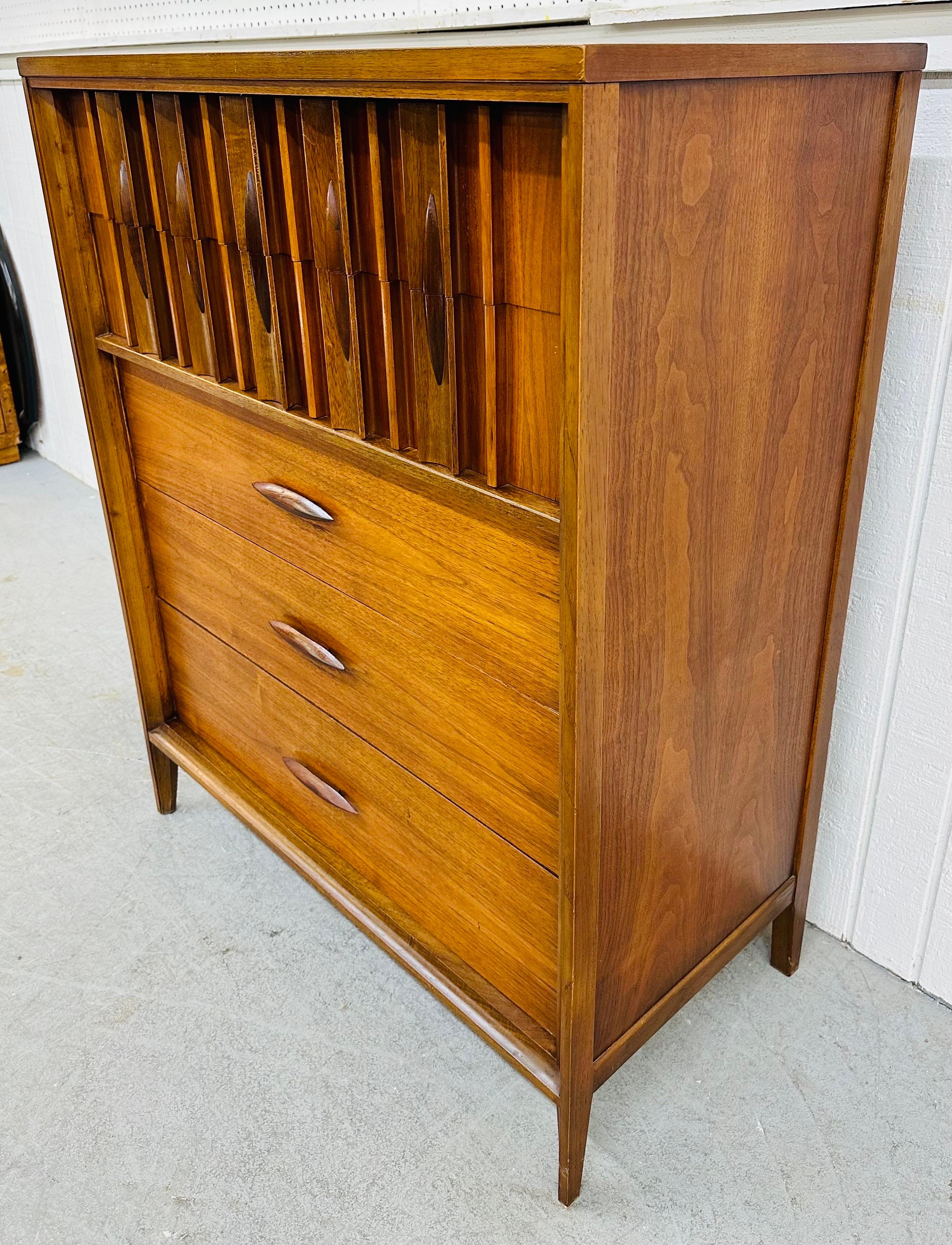 This listing is for a Mid-Century Modern Thomasville Walnut High Chest. Featuring a straight line design, five drawers for storage, sculpted rosewood pulls, and a beautiful walnut finish. This is an exceptional combination of quality and design by