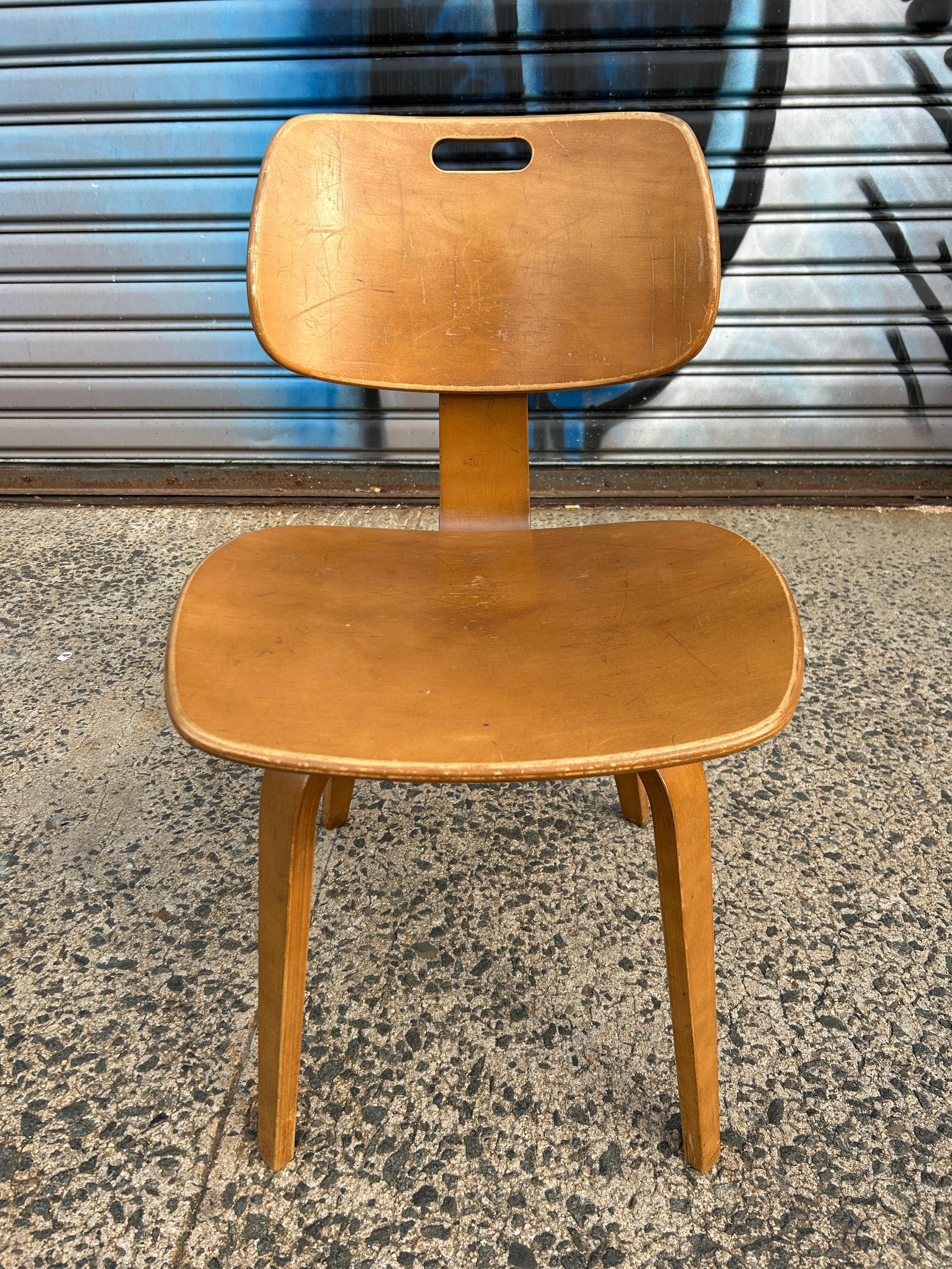 (1) Chaise de salle à manger en bouleau et bois courbé, moderne du milieu du siècle, de Thonet, avec poignée. Label d'origine. Les chaises en bon état montrent des signes d'utilisation mais sont par ailleurs très solides et d'origine. Chaise