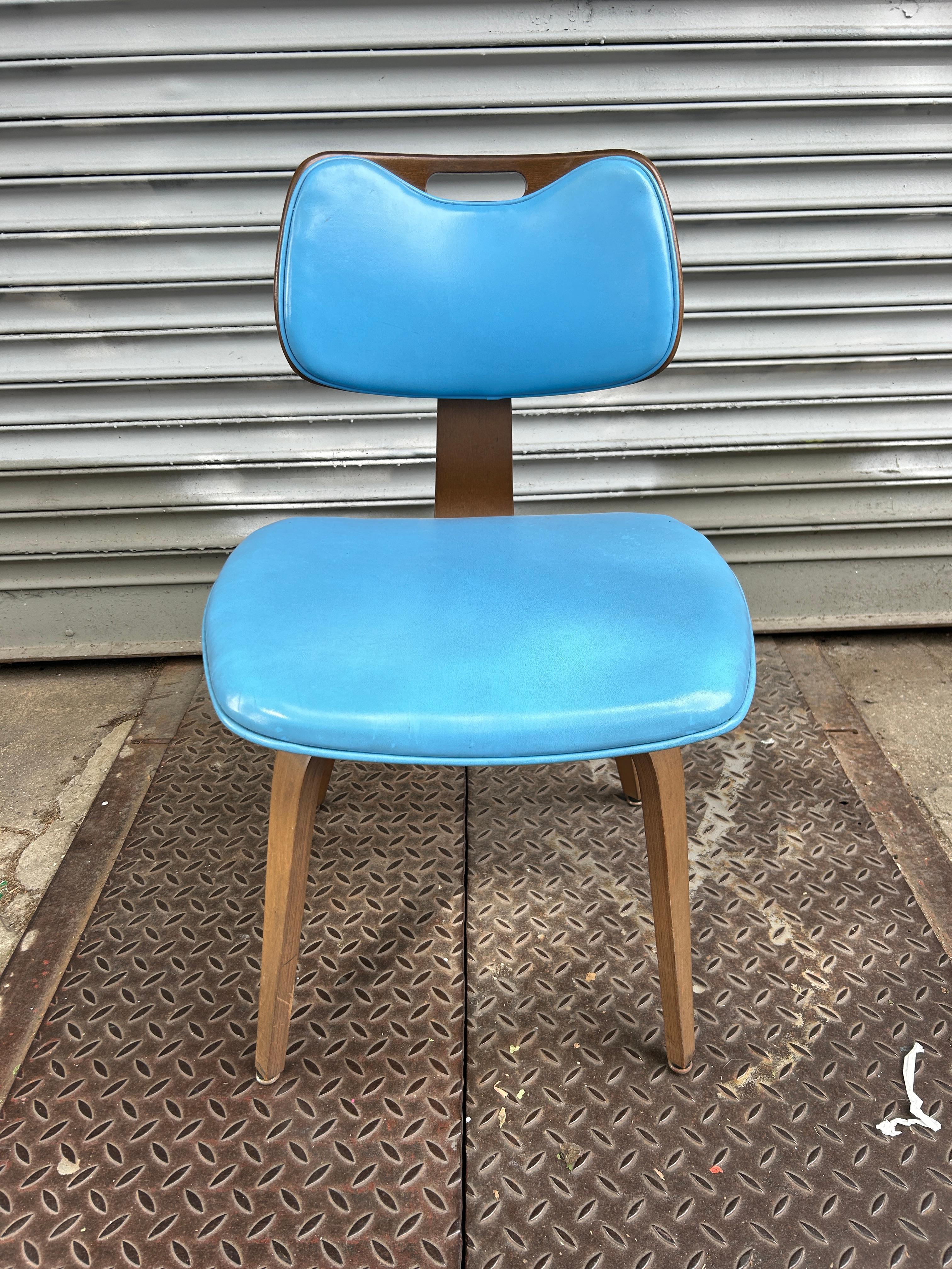 (1) Mid-Century Modern Thonet bentwood Walnut dining Chair with handle and Light Blue Vinyl Upholstery. Has original label. Great vintage condition. Timeless chair design by Thonet. Curved birch bentwood legs. Located in Brooklyn NYC.

(5) chairs