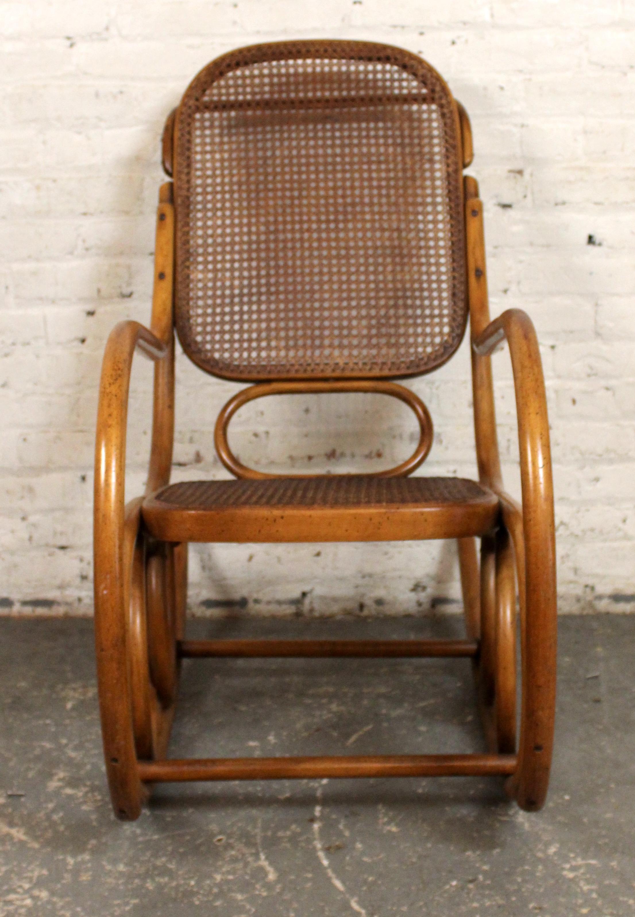 Mid-Century moderno Sedia a dondolo Thonet di Stendig Co. in vendita