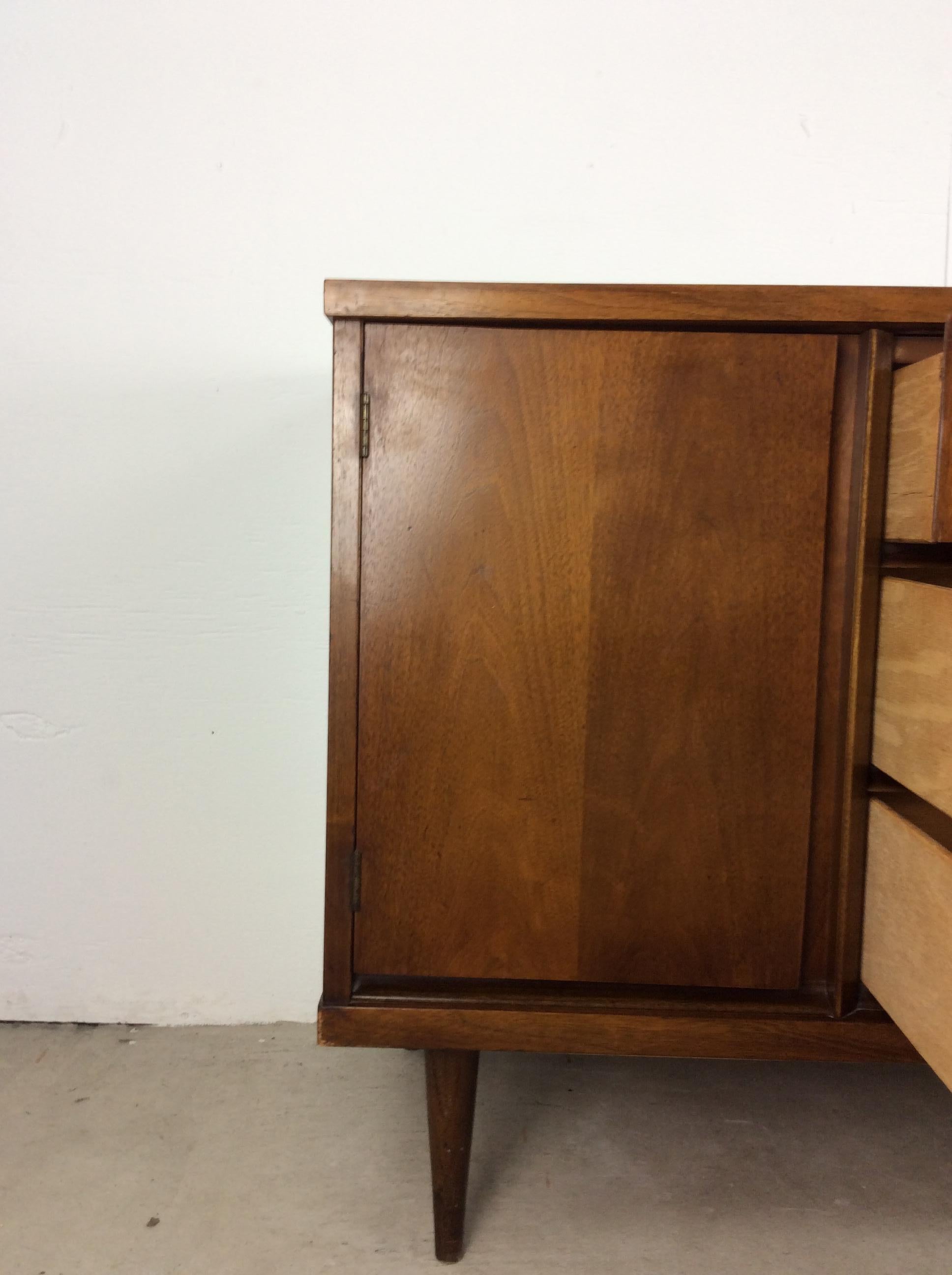 Crédence à trois tiroirs de style moderne du milieu du siècle dernier par Bassett Furniture en vente 9