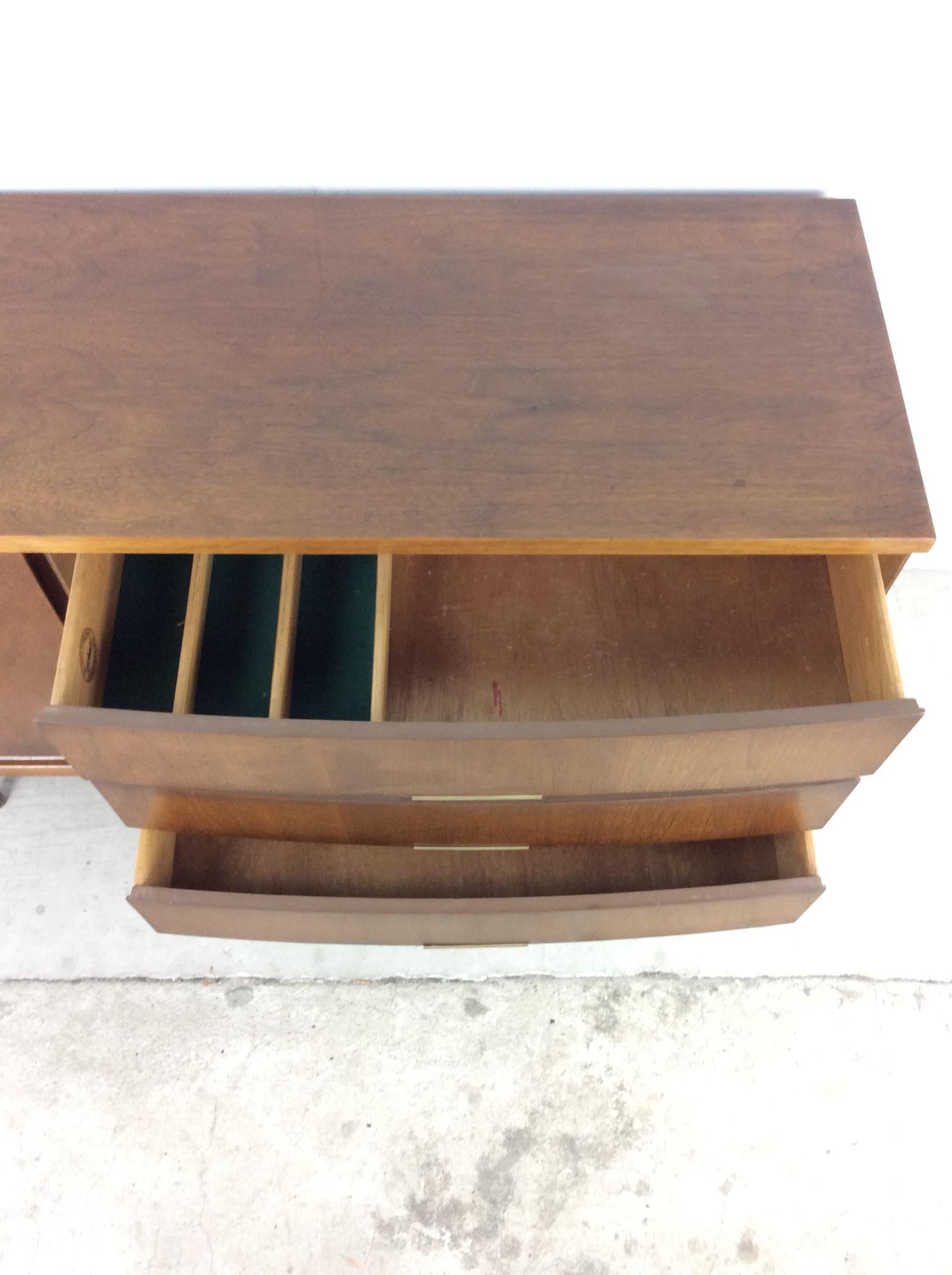 Moderne Anrichte mit drei Schubladen aus der Mitte des Jahrhunderts von Bassett Furniture im Angebot 11