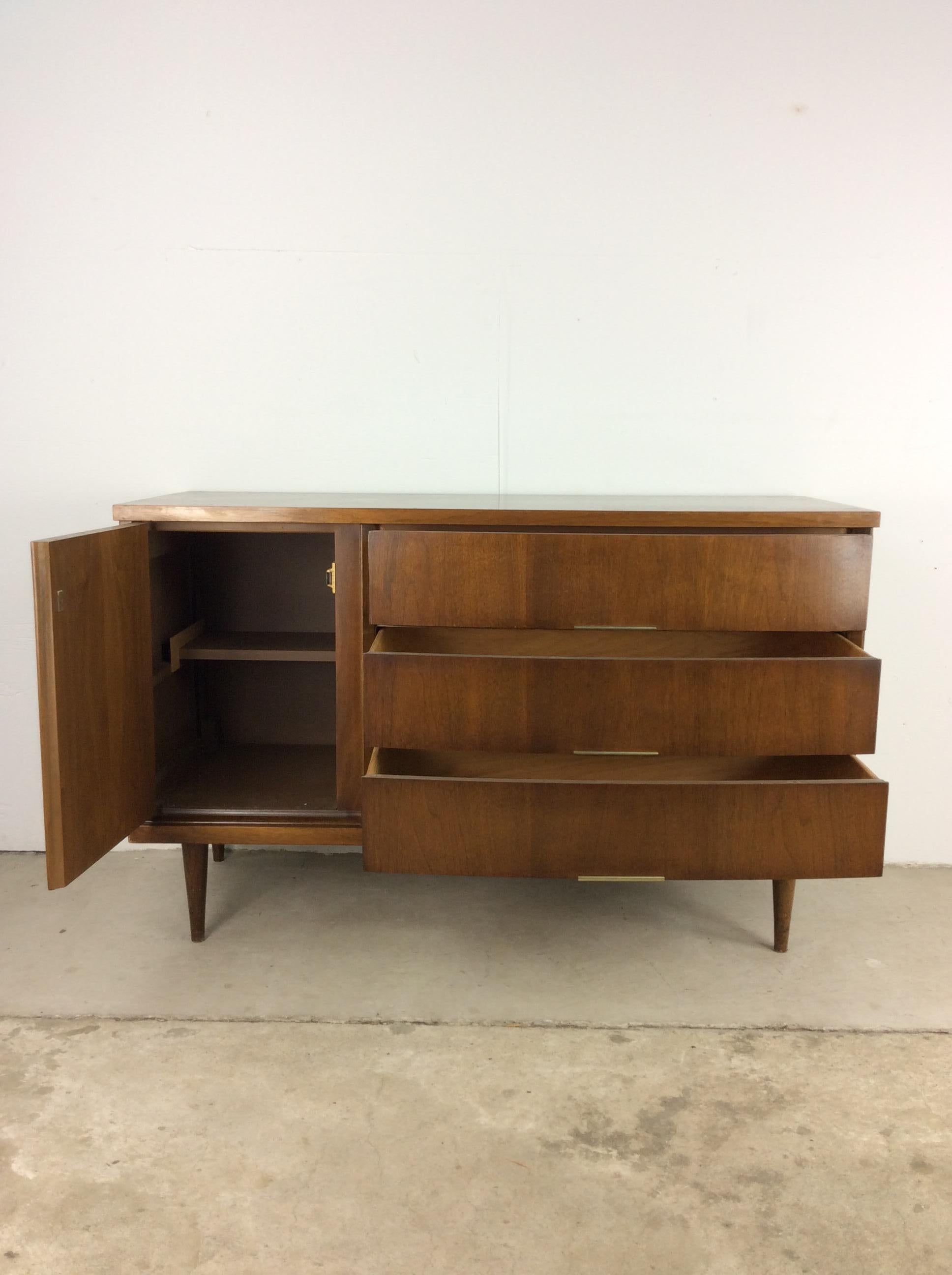 Crédence à trois tiroirs de style moderne du milieu du siècle dernier par Bassett Furniture en vente 1