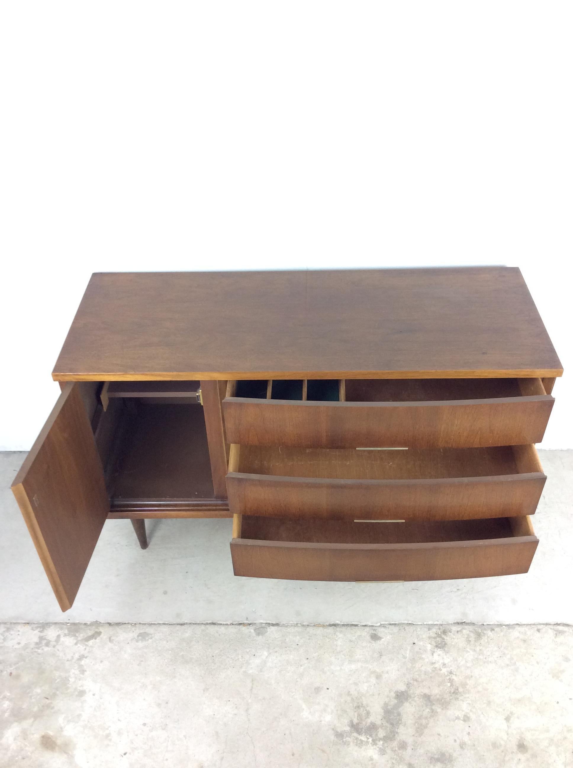 Crédence à trois tiroirs de style moderne du milieu du siècle dernier par Bassett Furniture en vente 2
