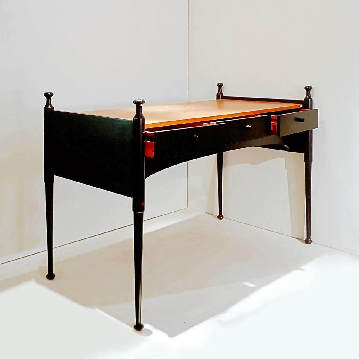 Mid Century Modern three-drawer desk For Sale 4