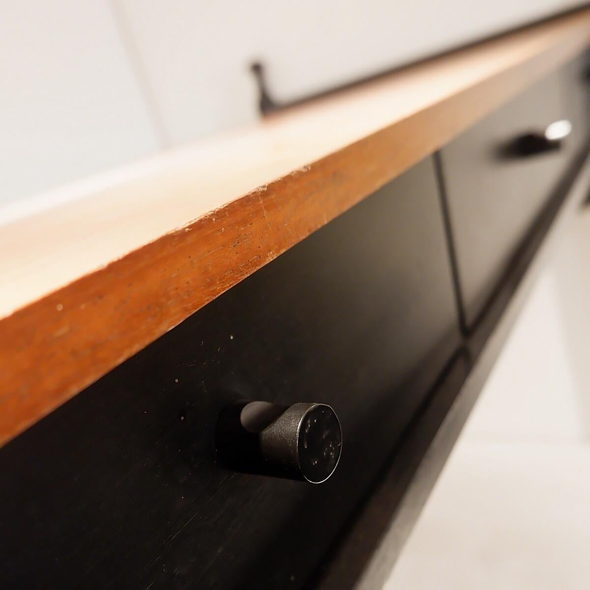 Mid Century Modern three-drawer desk For Sale 7