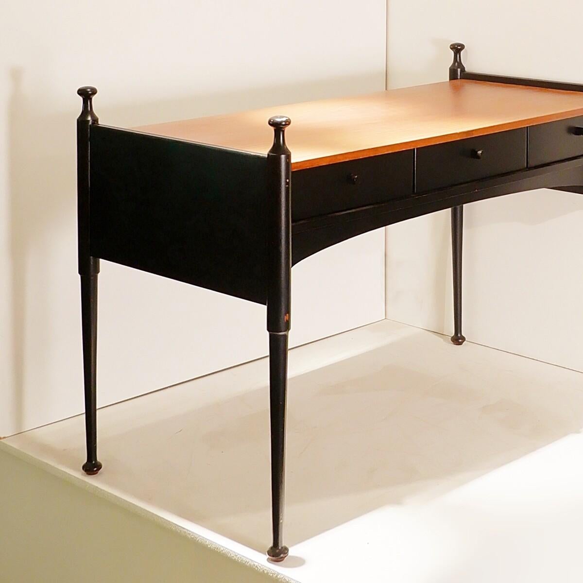 Mid Century Modern three-drawer desk
Product details
Dimensions   D:  63 cm (24.80