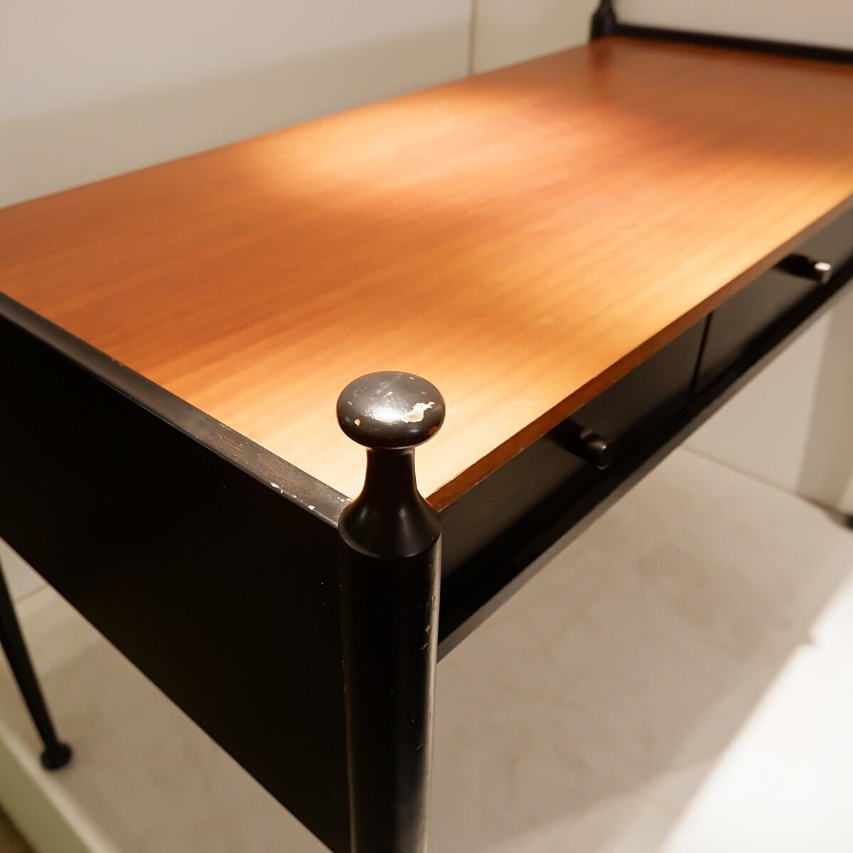Mid Century Modern three-drawer desk In Good Condition For Sale In Uccle, BE