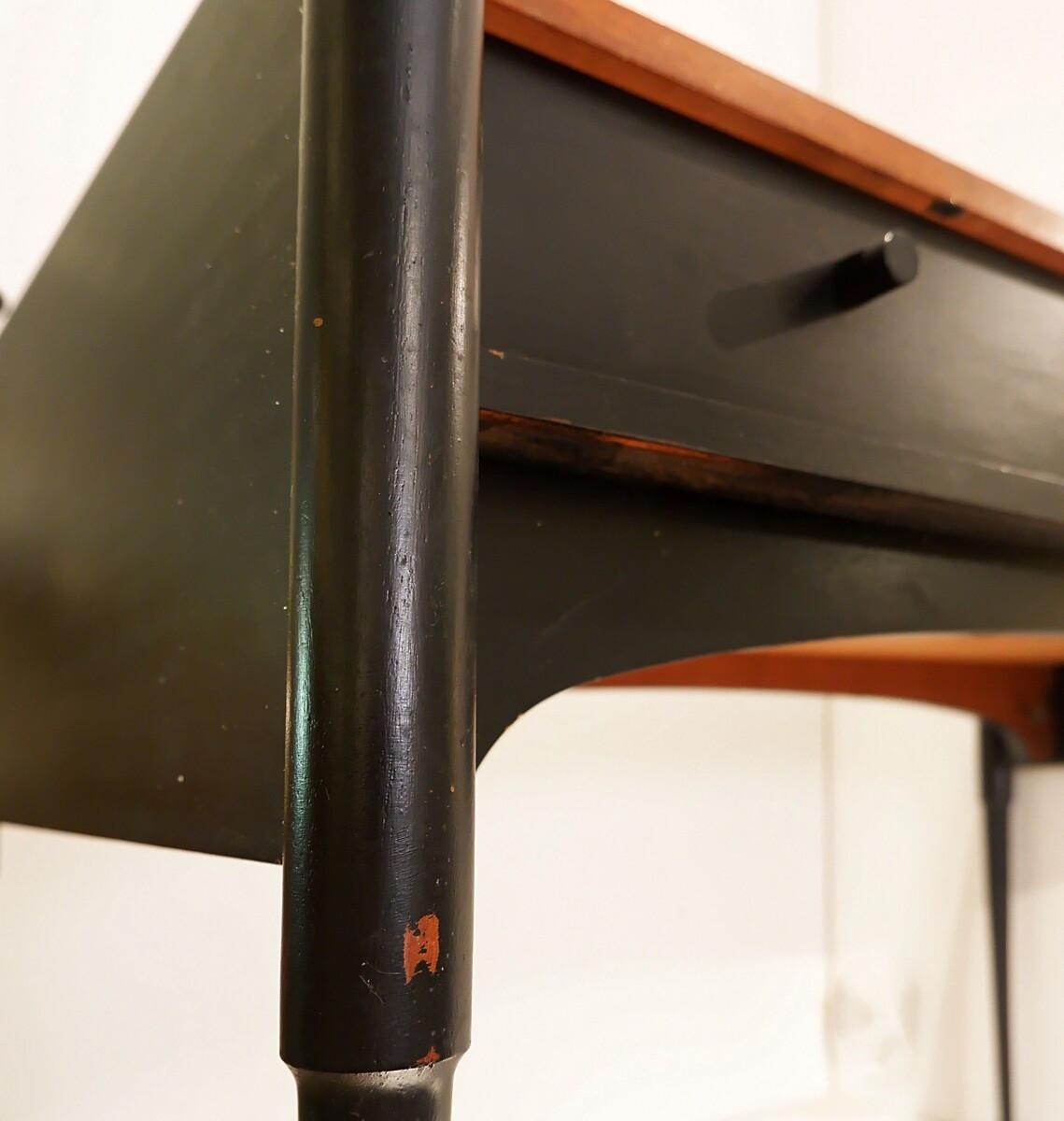 Mid Century Modern three-drawer desk For Sale 1