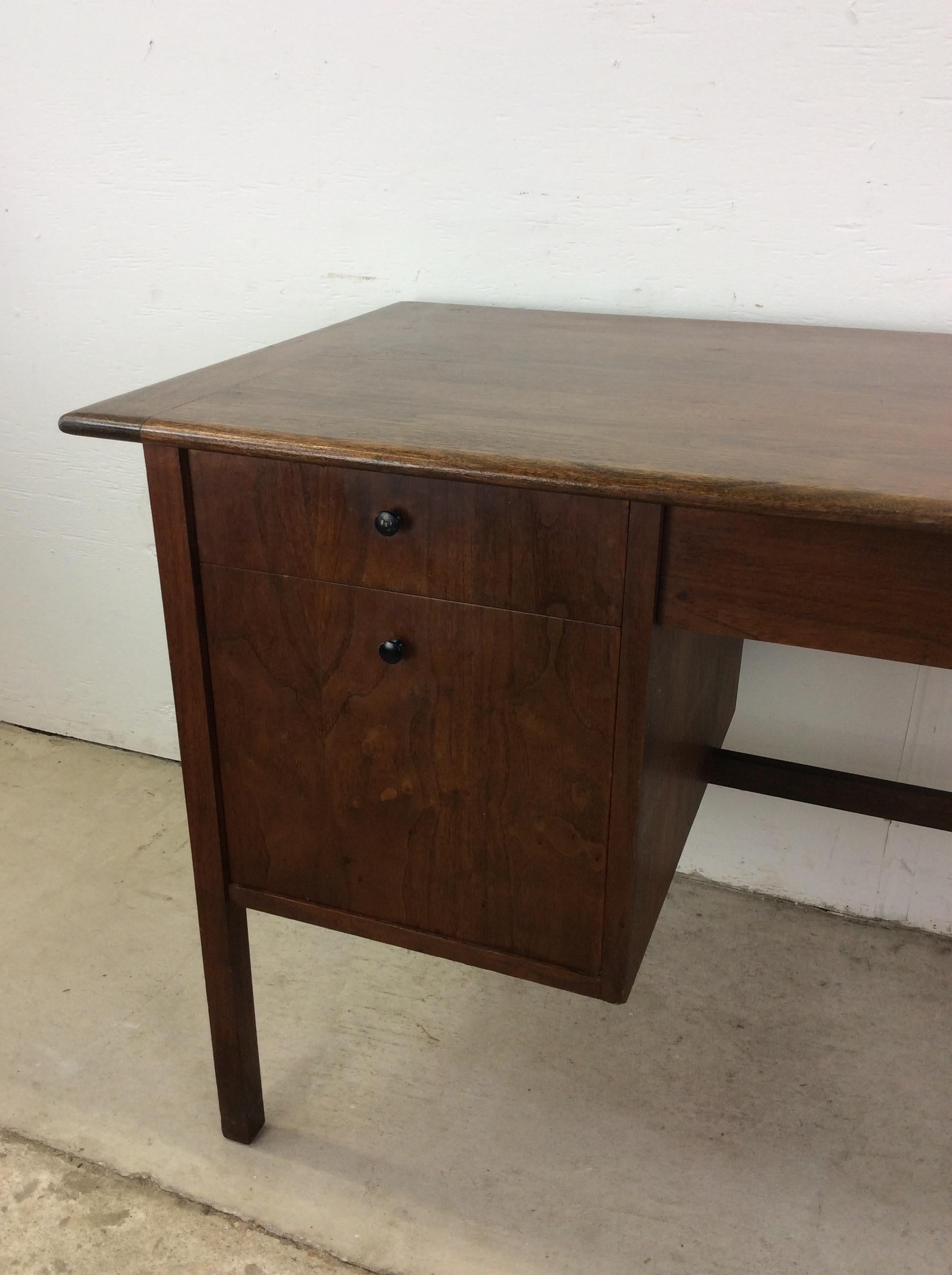 Bureau à trois tiroirs en noyer The Moderns en vente 4