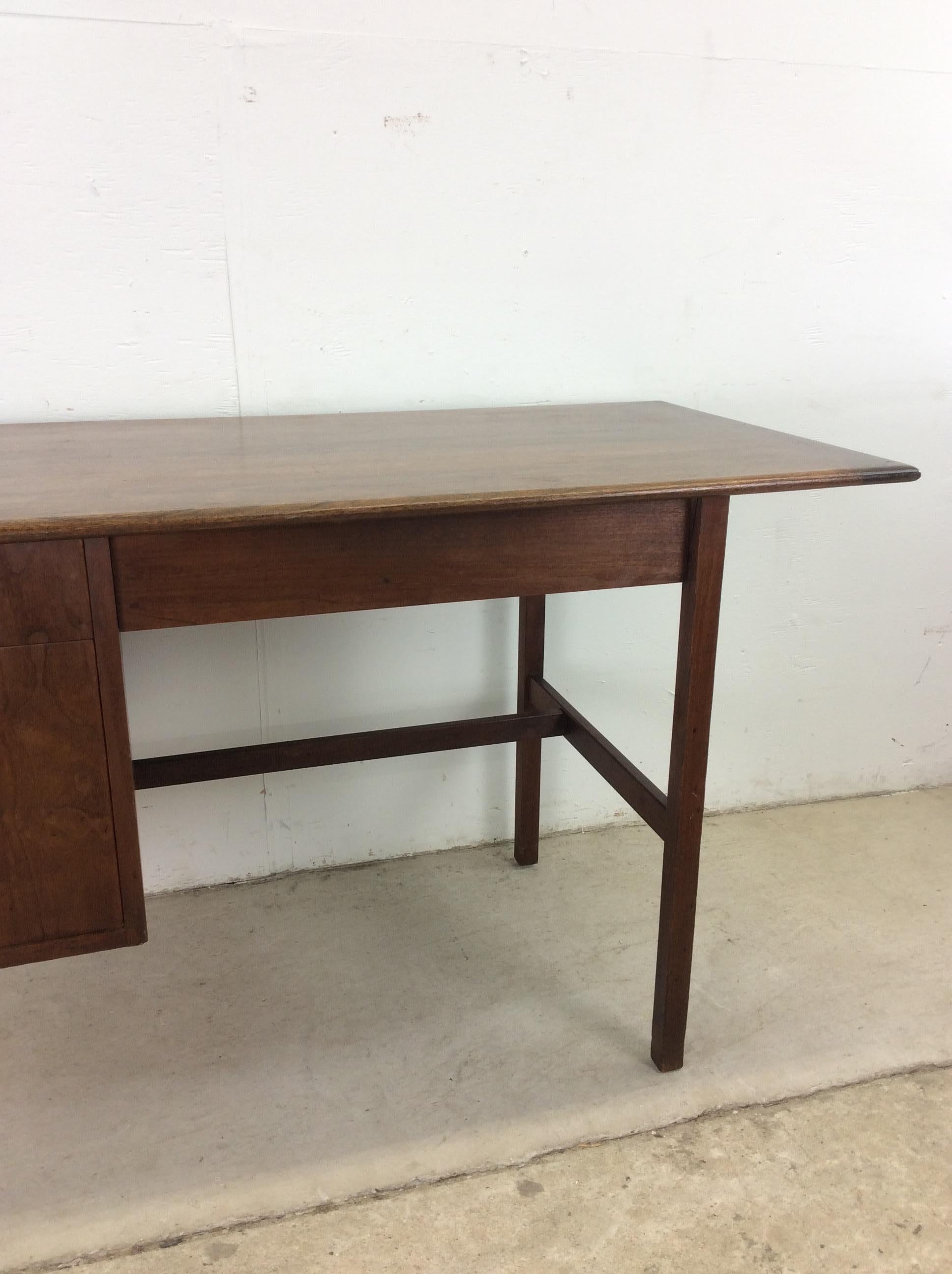 Bureau à trois tiroirs en noyer The Moderns en vente 5