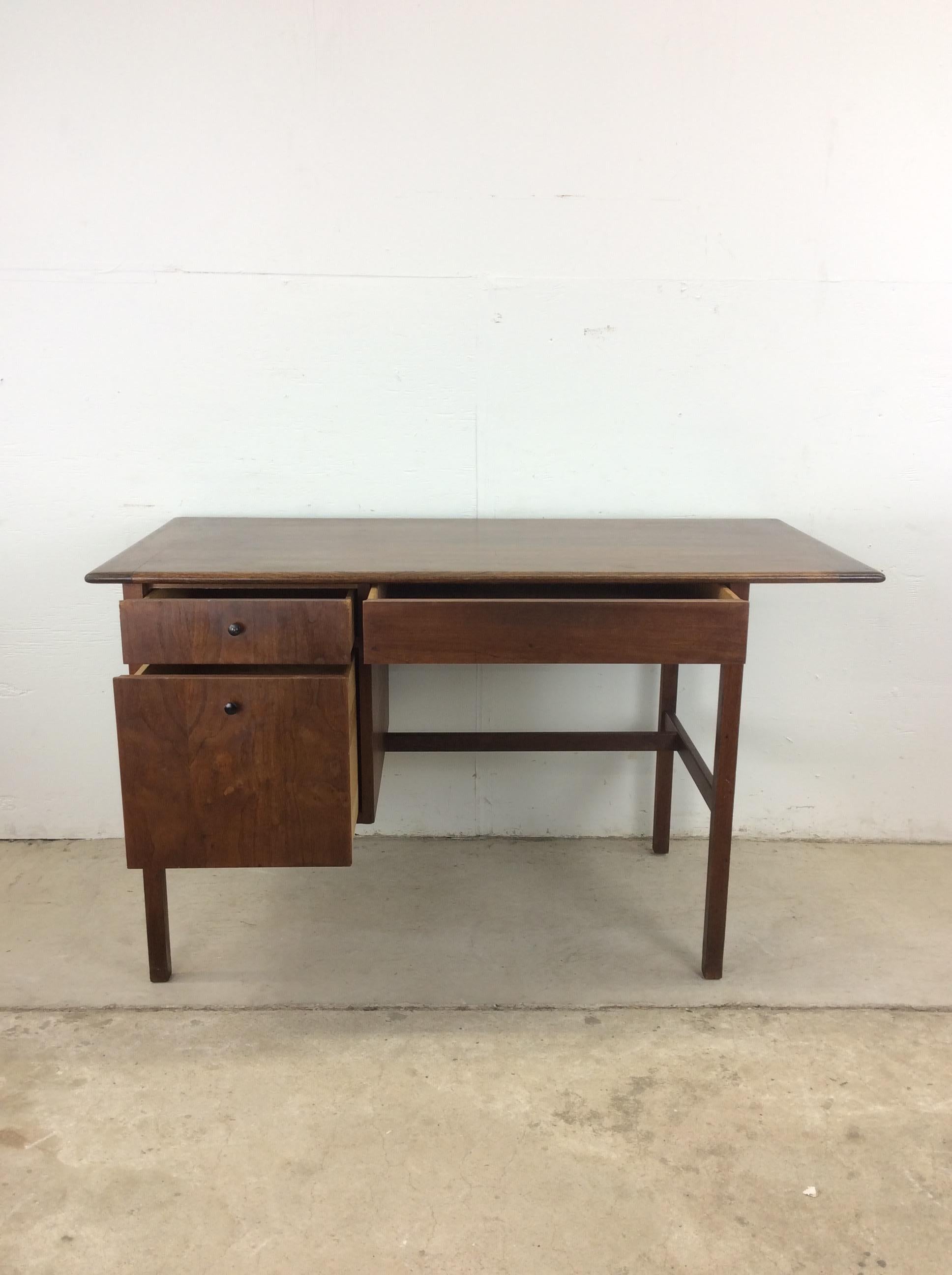Bureau à trois tiroirs en noyer The Moderns en vente 6