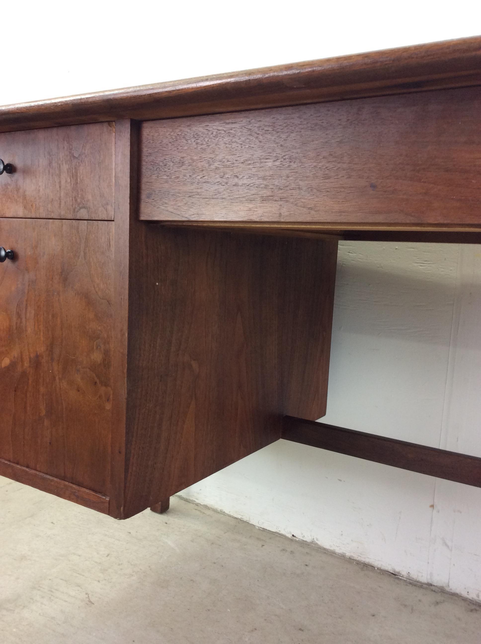 Bureau à trois tiroirs en noyer The Moderns en vente 7