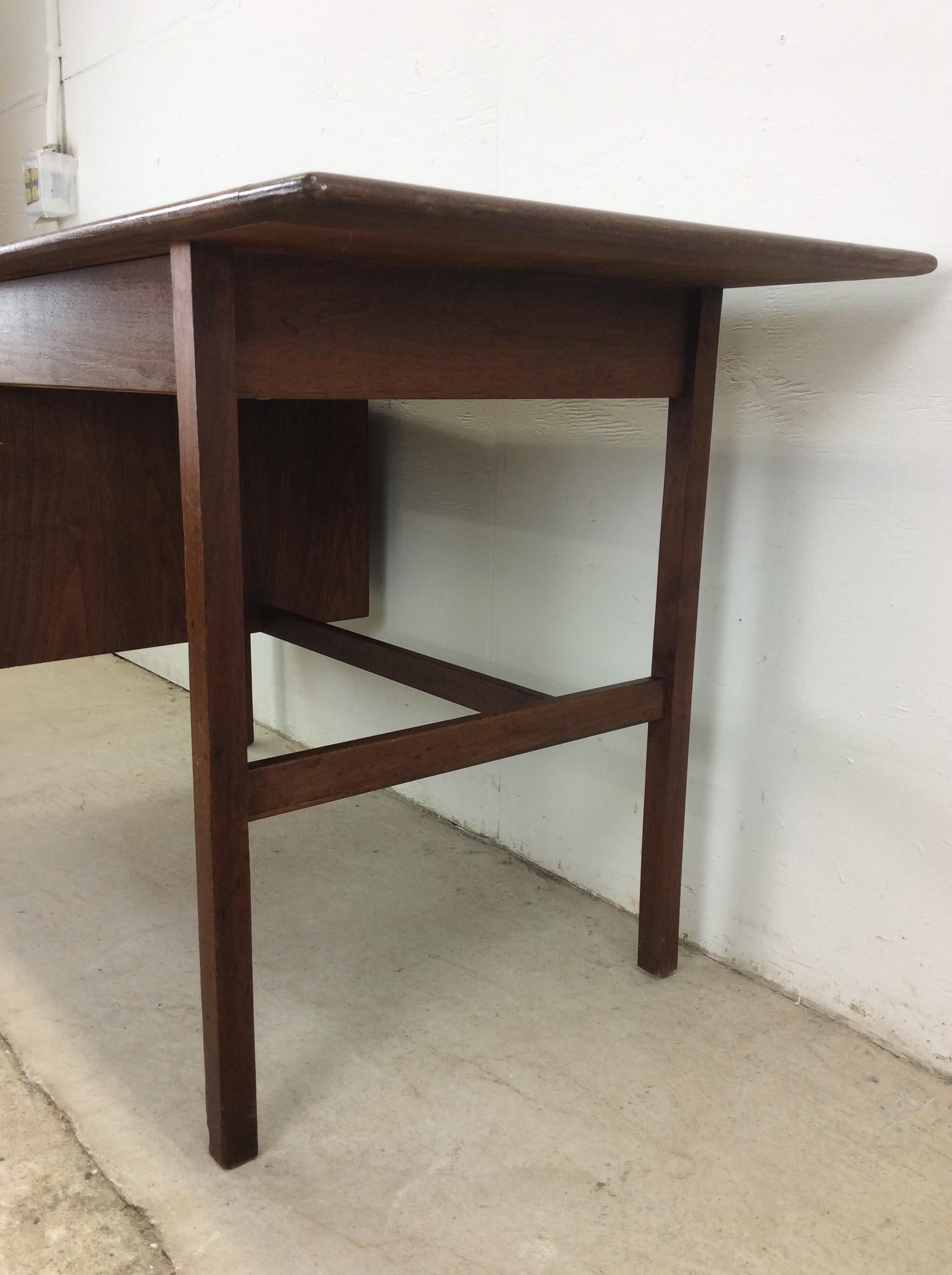Bureau à trois tiroirs en noyer The Moderns en vente 8