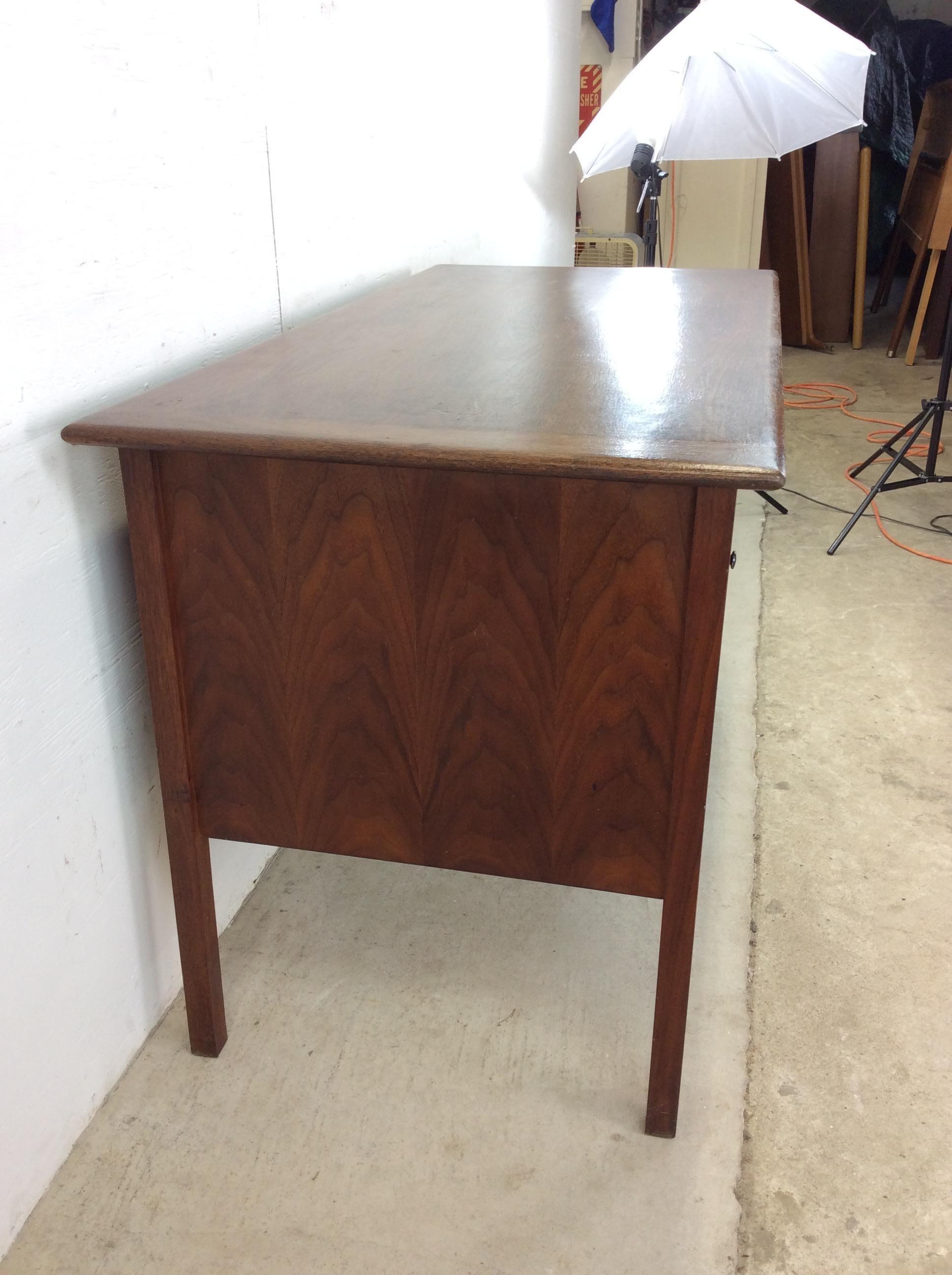 Bureau à trois tiroirs en noyer The Moderns en vente 9