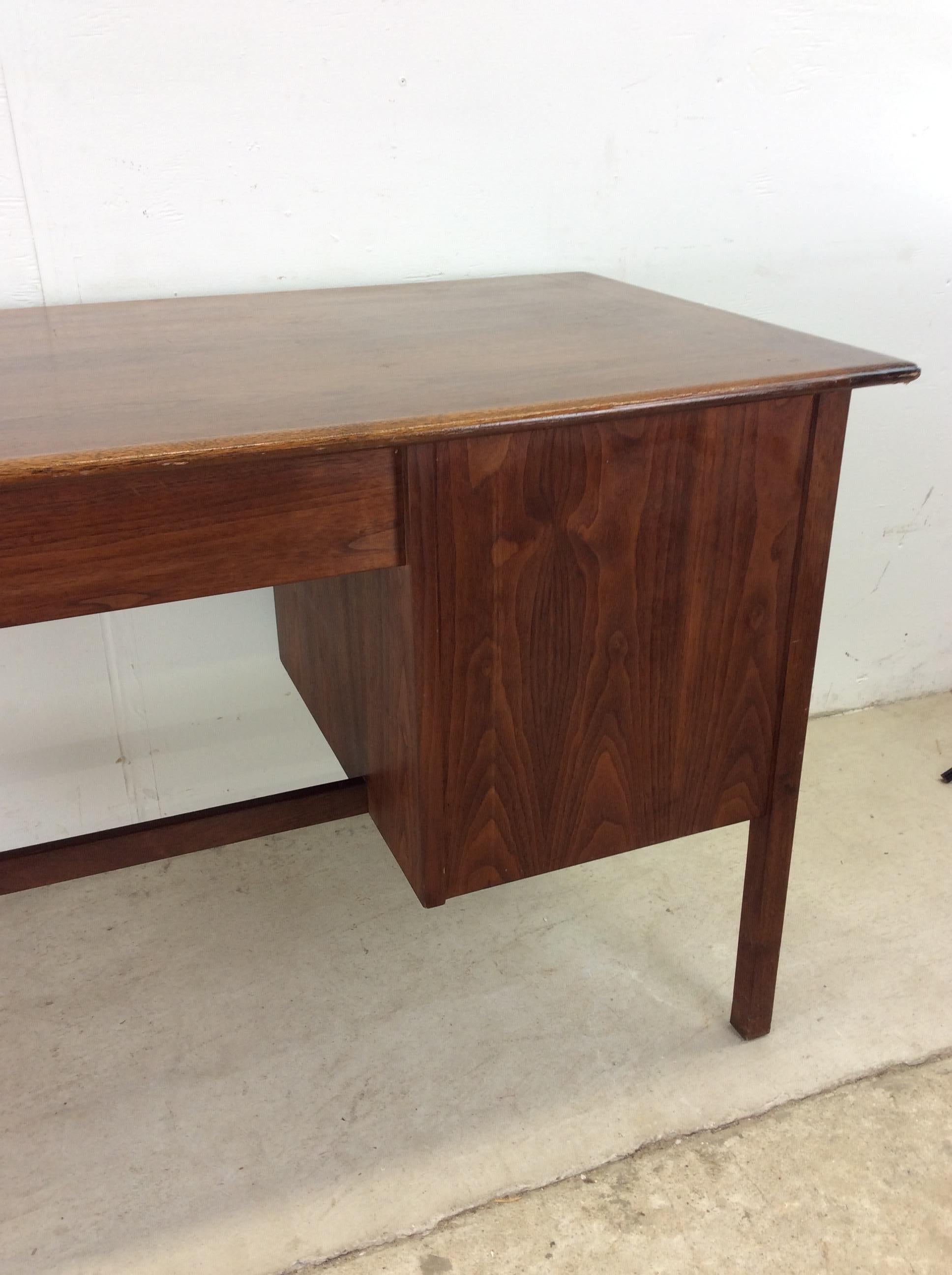 Bureau à trois tiroirs en noyer The Moderns en vente 13